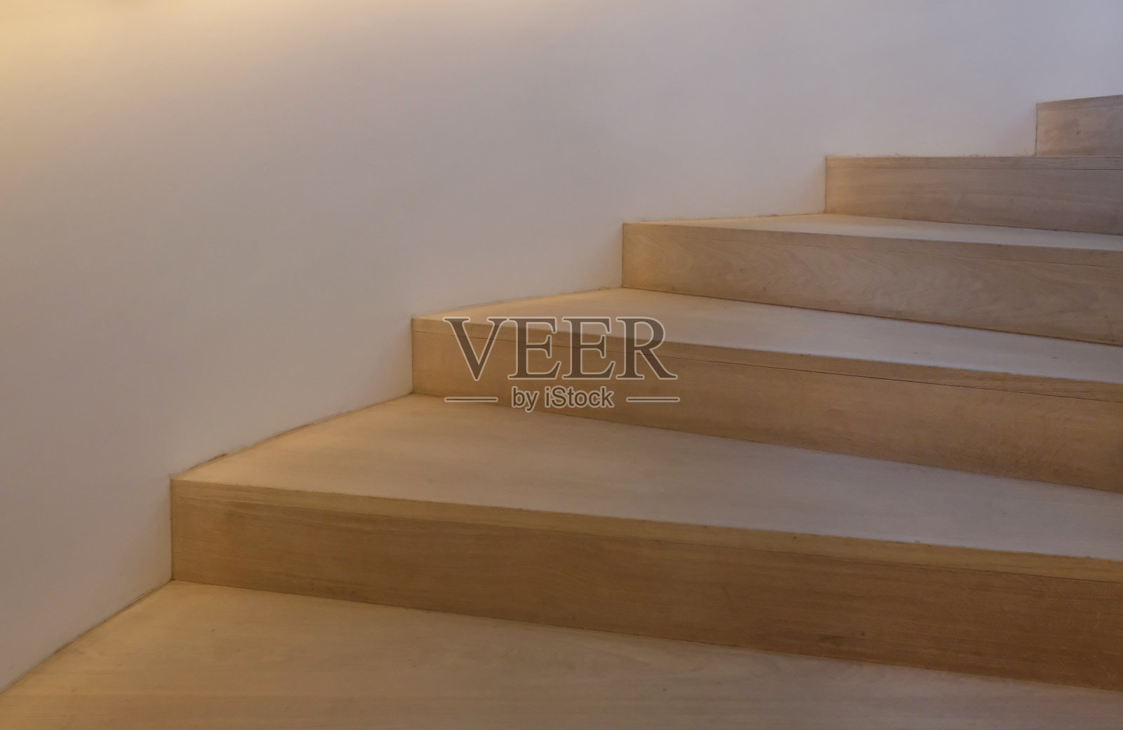 有照明的楼梯向上延伸照片摄影图片