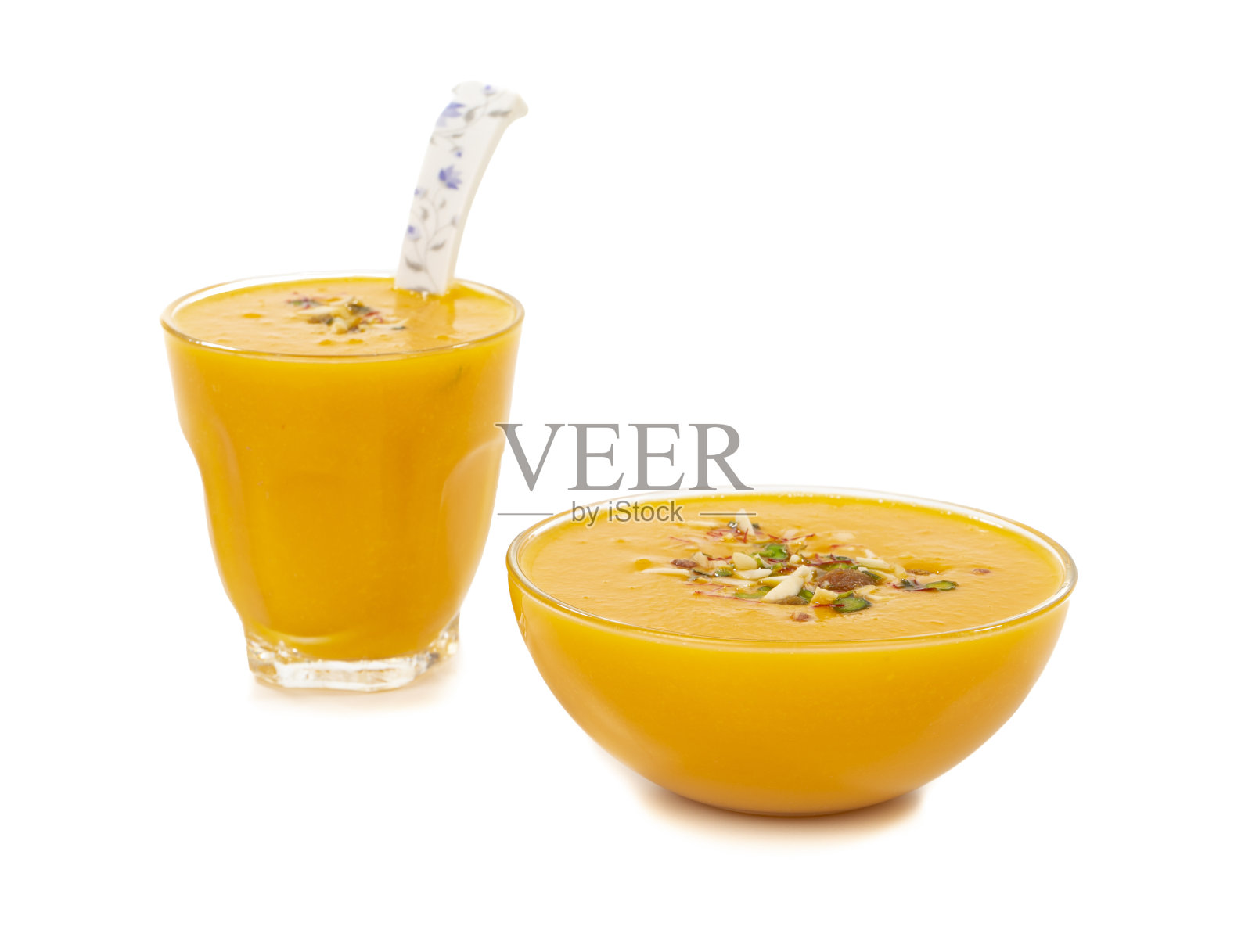 新鲜芒果果汁，白色背景照片摄影图片