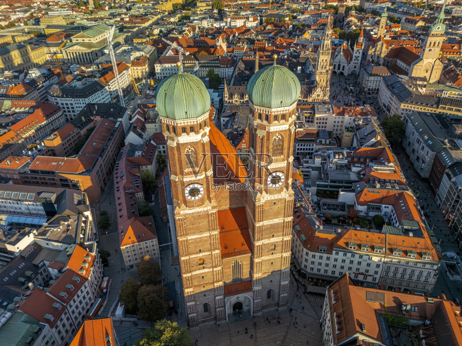 夕阳下，德国慕尼黑的圣母教堂和市中心的无人机鸟瞰图。照片摄影图片