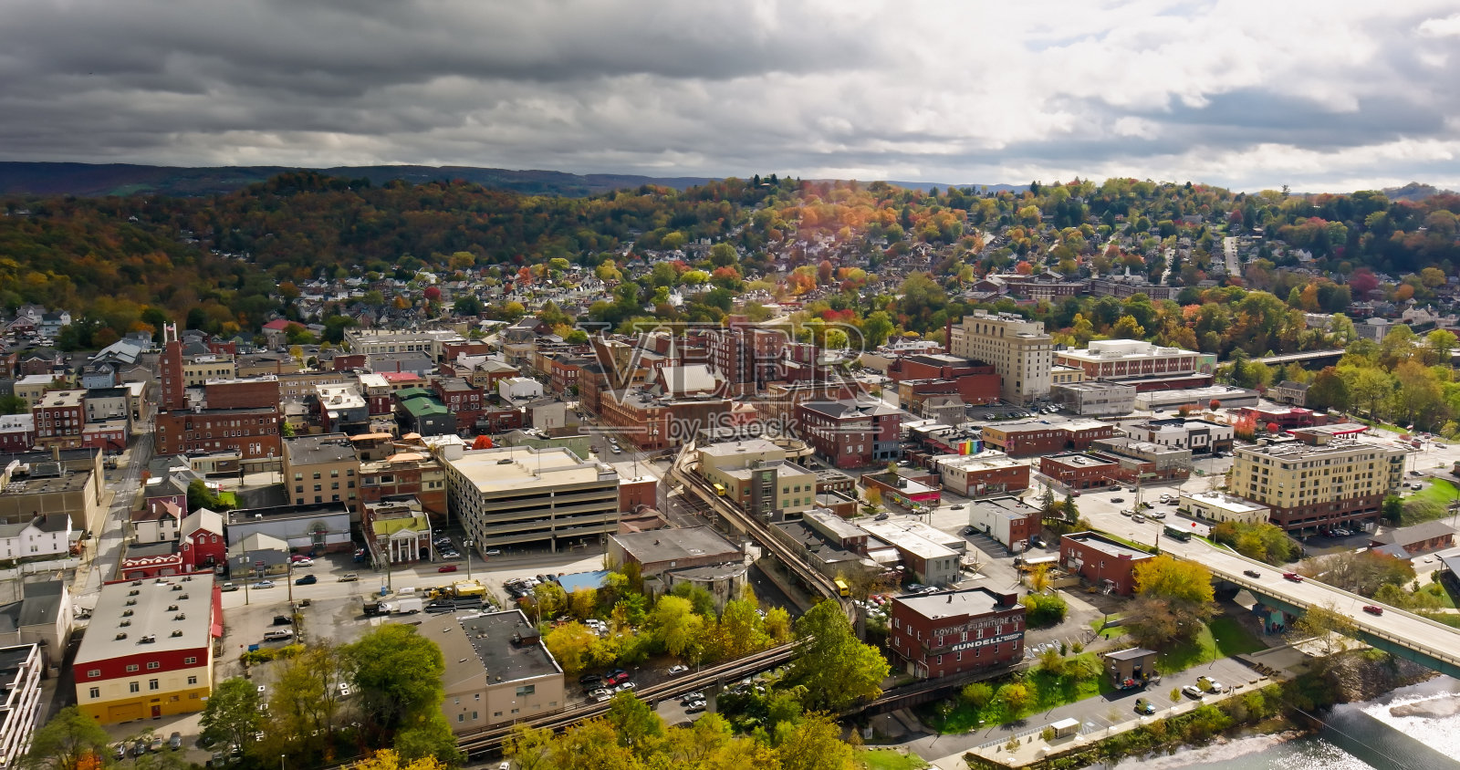 阴天西弗吉尼亚州摩根敦的航拍照片摄影图片