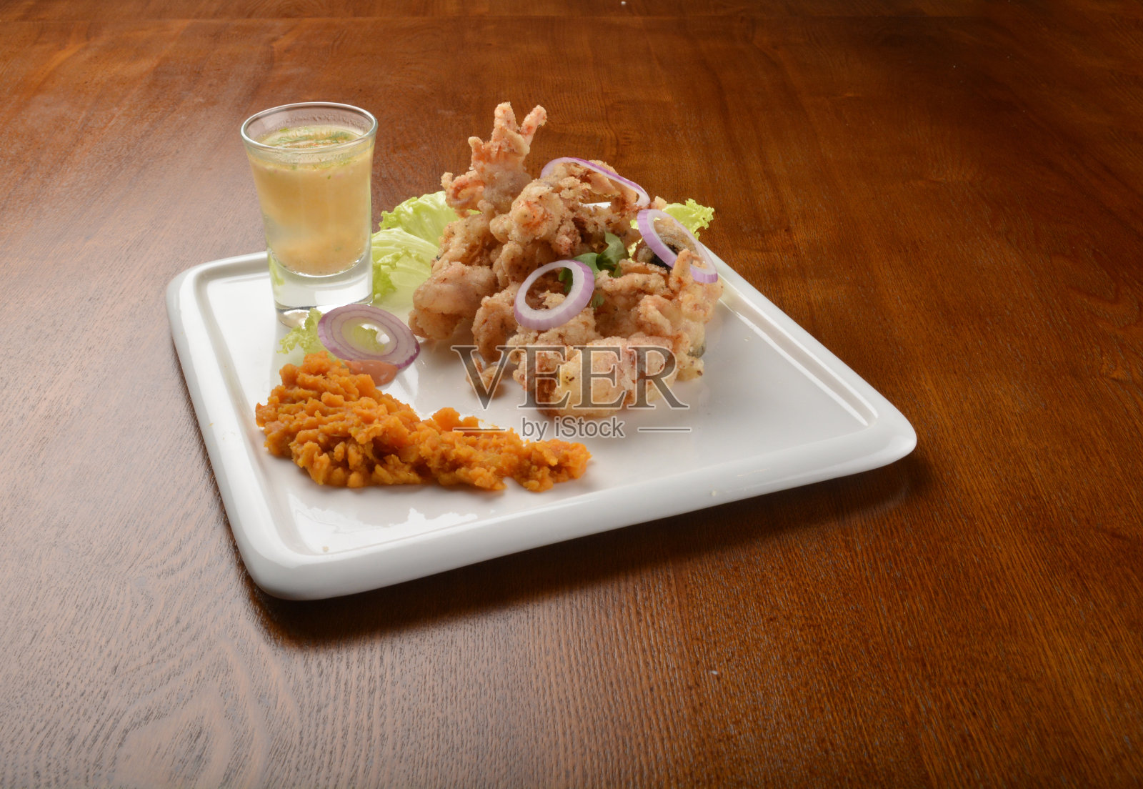 酸橙汁油炸章鱼海鲜开胃菜盘木桌精致西餐厅咖啡厅清真菜单照片摄影图片