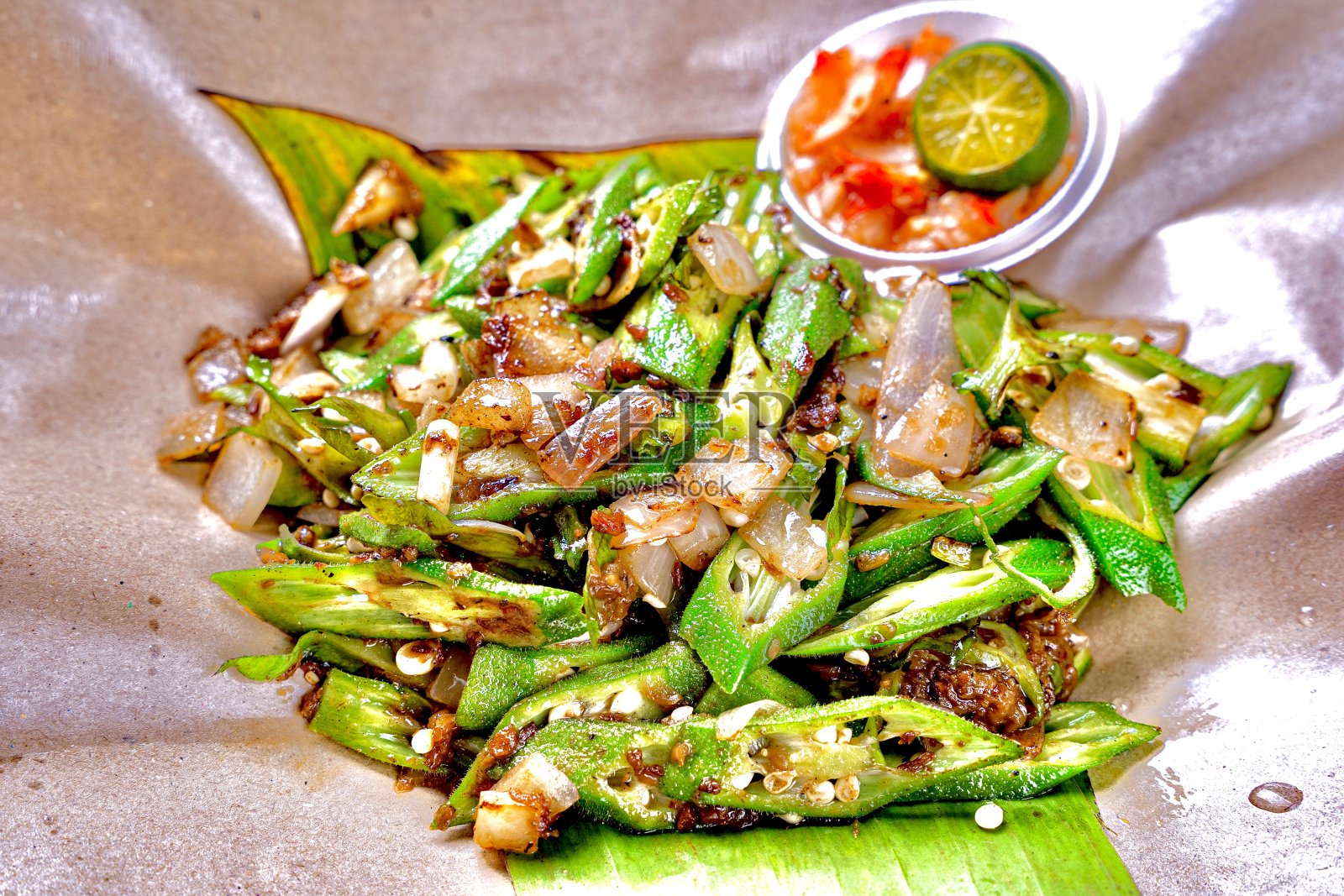 亚洲新鲜炒锅煎烧烤烤海鲜女士手指蔬菜辣洋葱辣椒参巴酱酸橙香蕉叶咖啡馆酒店豪华清真素食餐厅宴会菜单照片摄影图片