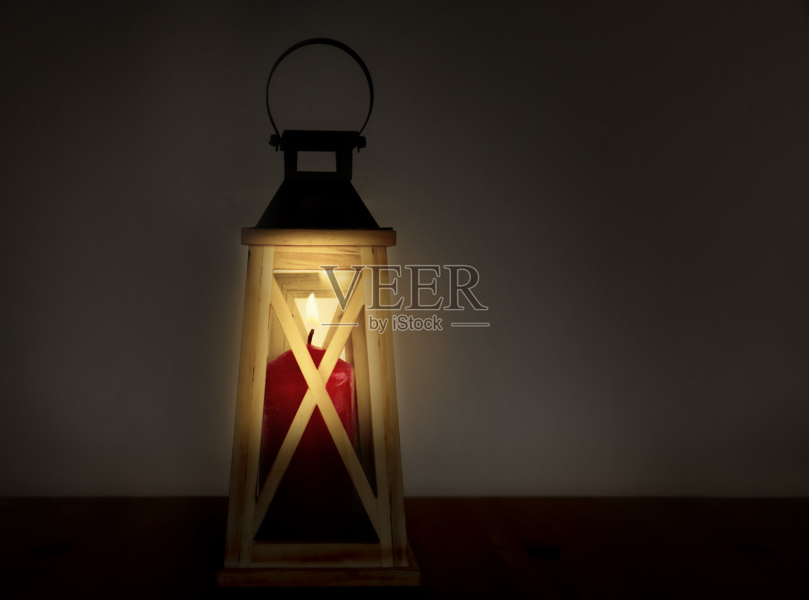 在黑暗背景下发光的灯笼照片摄影图片