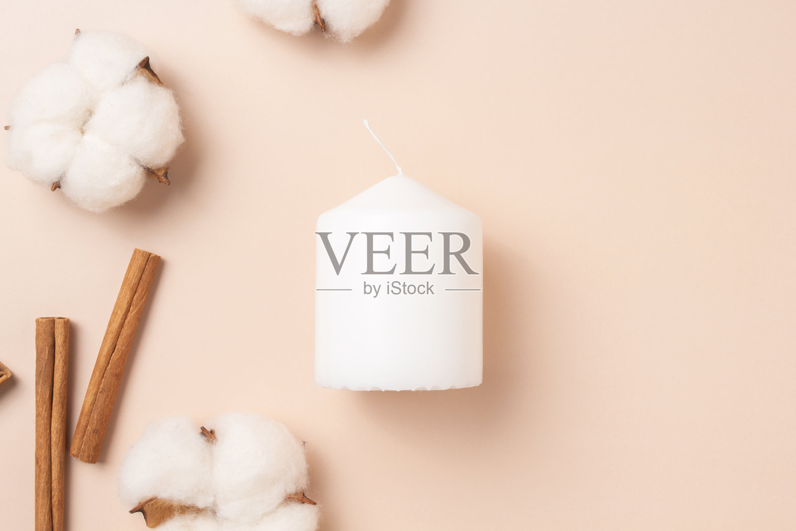 香薰蜡烛带着香料的香气。冬天的气味。肉桂棒，棉花花。照片摄影图片