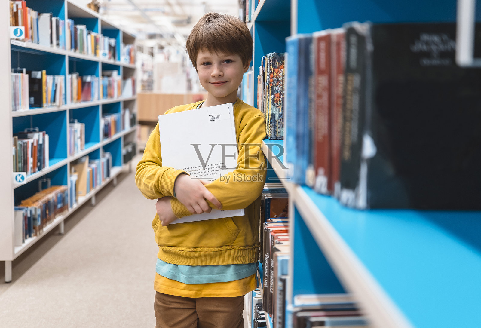 公共图书馆里的小孩照片摄影图片