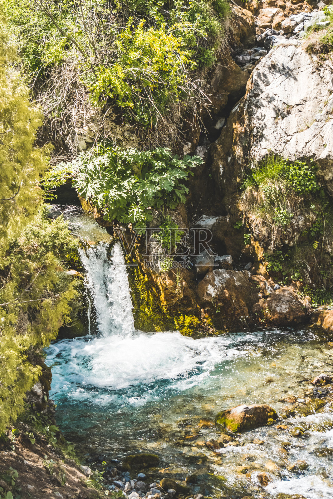 塔吉克斯坦扇山冰川上的一条清澈的小河照片摄影图片