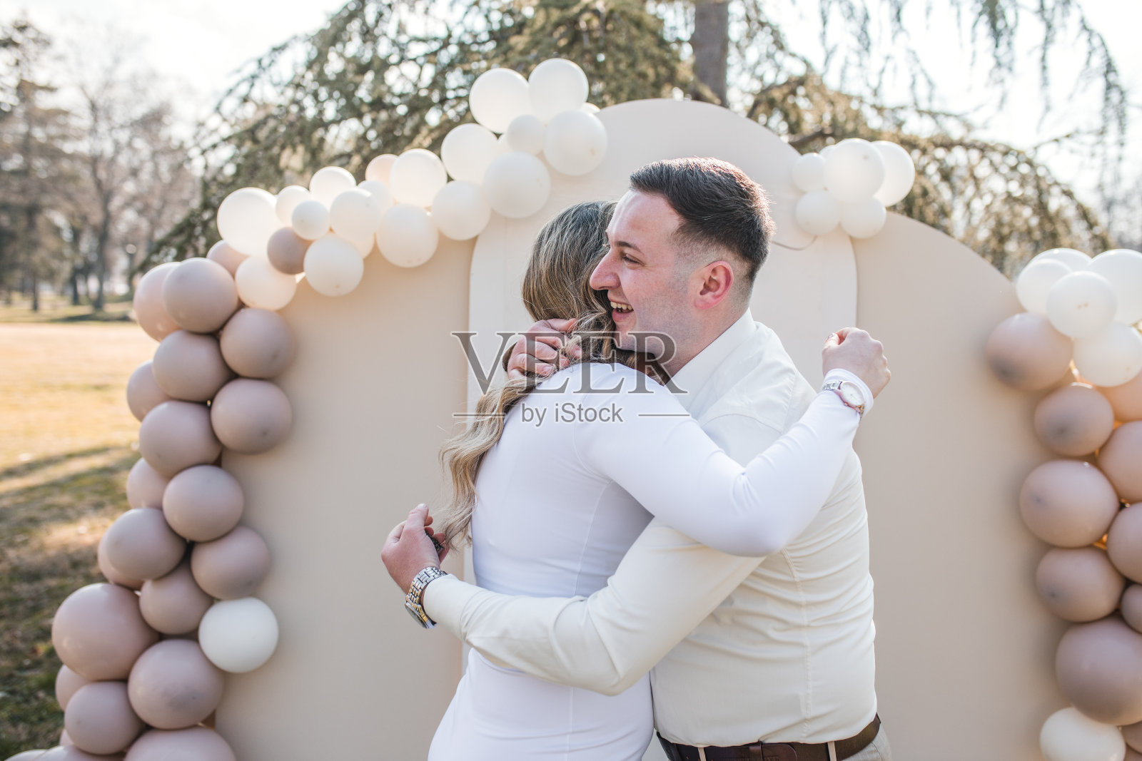 一对恩爱的情侣在公园求婚后相互拥抱照片摄影图片