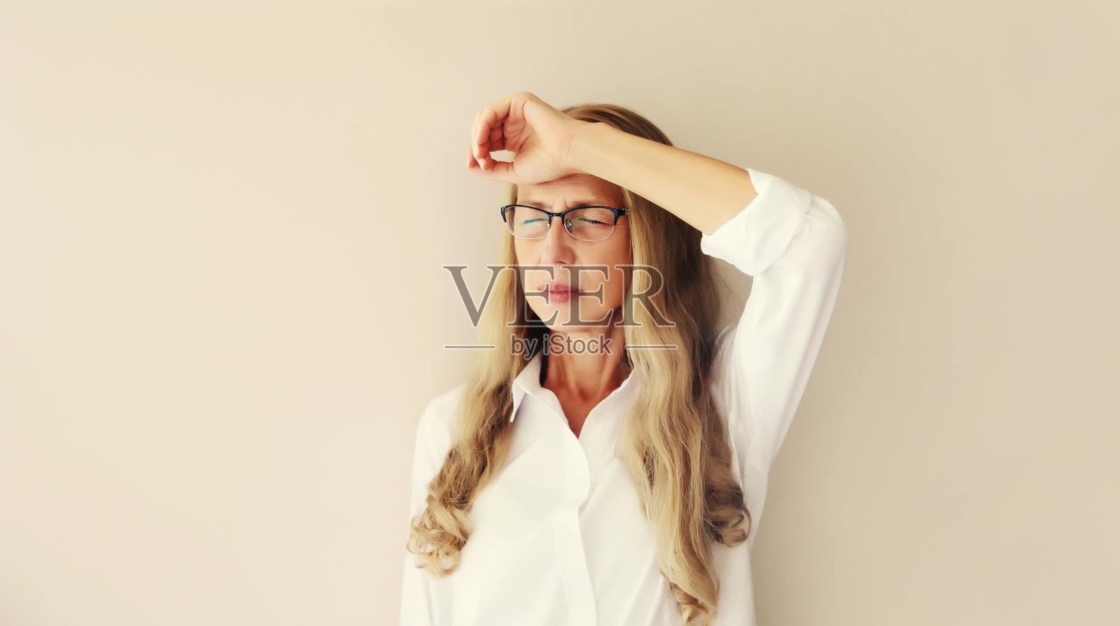 疲惫的成熟女性员工头痛，患有偏头痛照片摄影图片