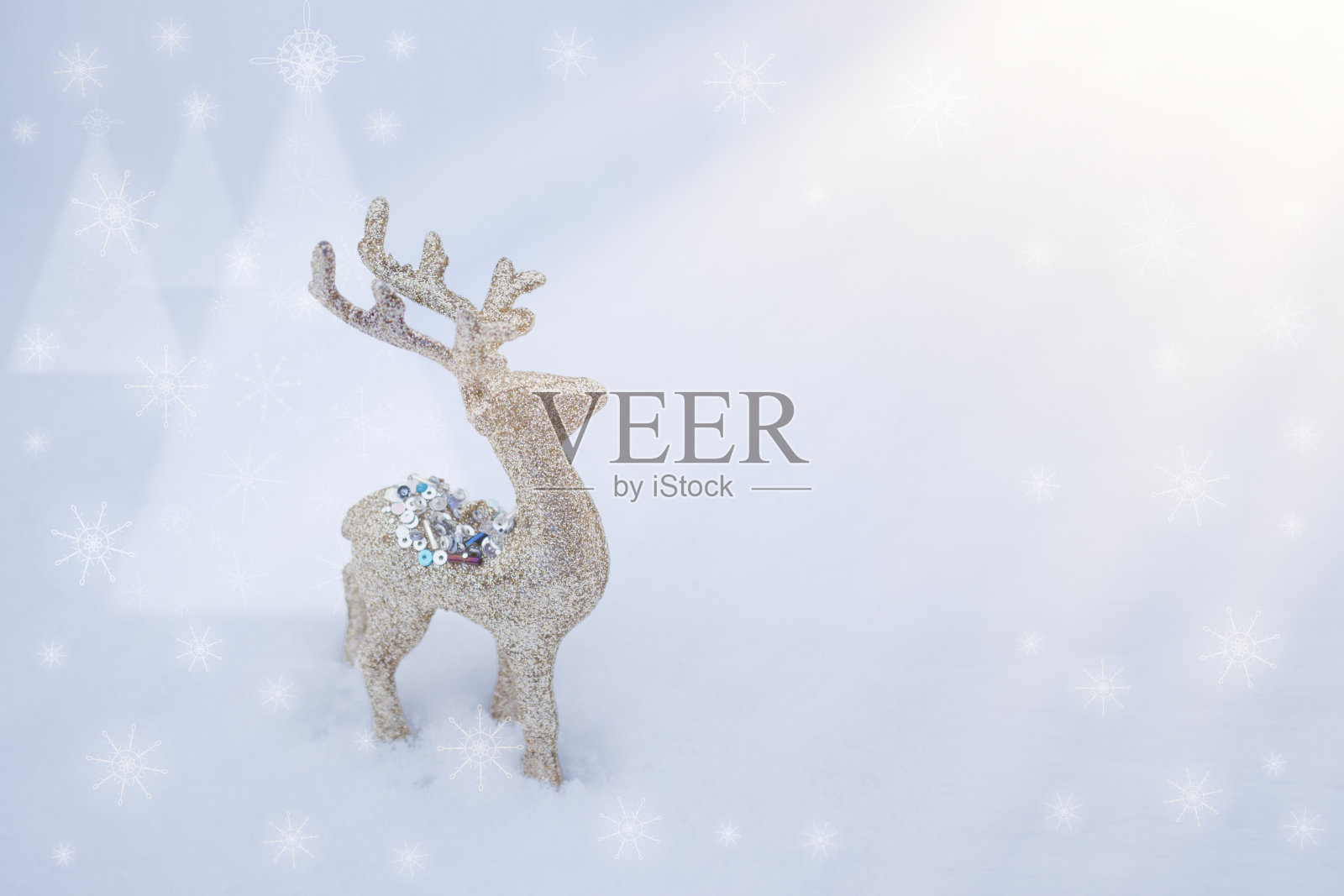 金鹿在草地降雪圣诞白色装饰背景新年贺卡照片摄影图片