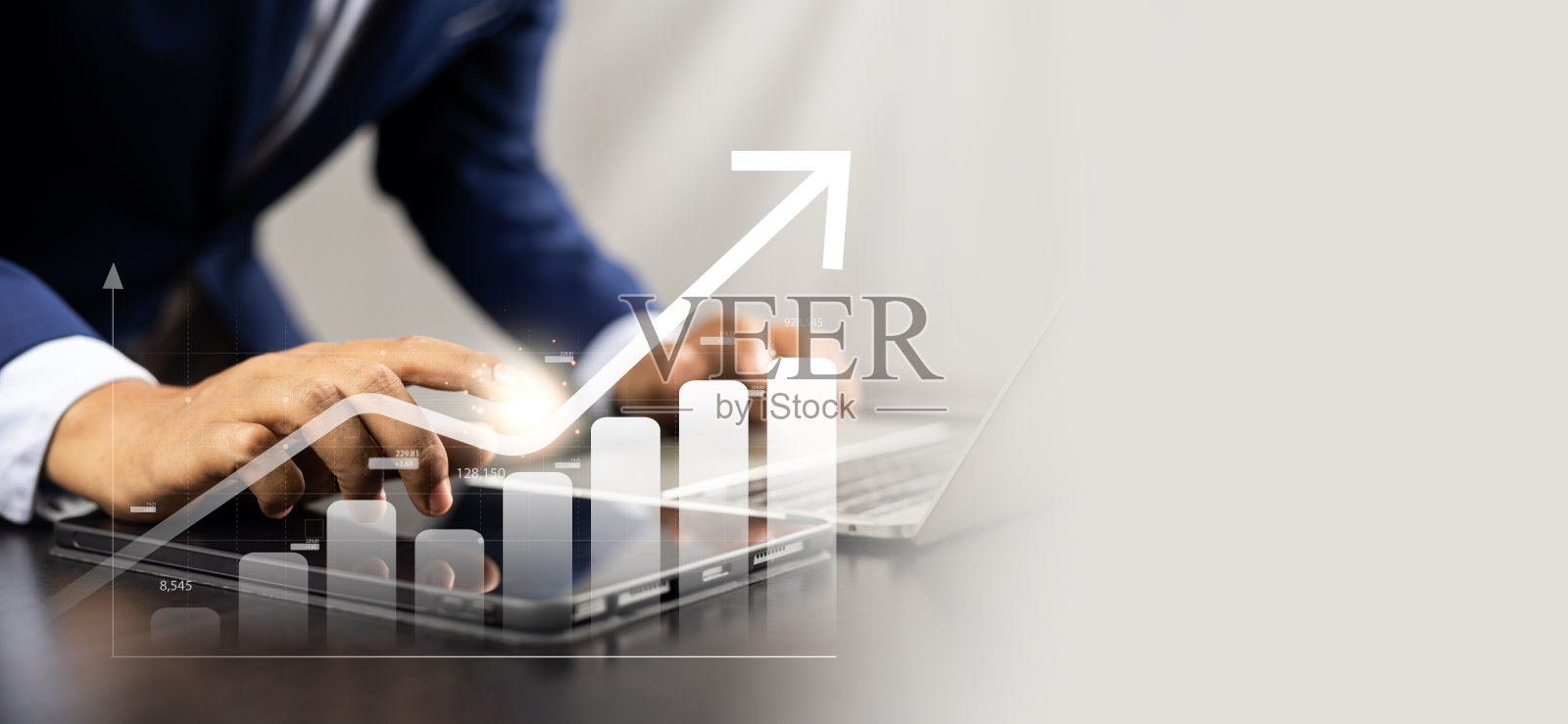 商人使用平板电脑和笔记本电脑分析销售数据经济增长图表战略方法成功，利用技术进行财务增长分析业务，投资见解。照片摄影图片