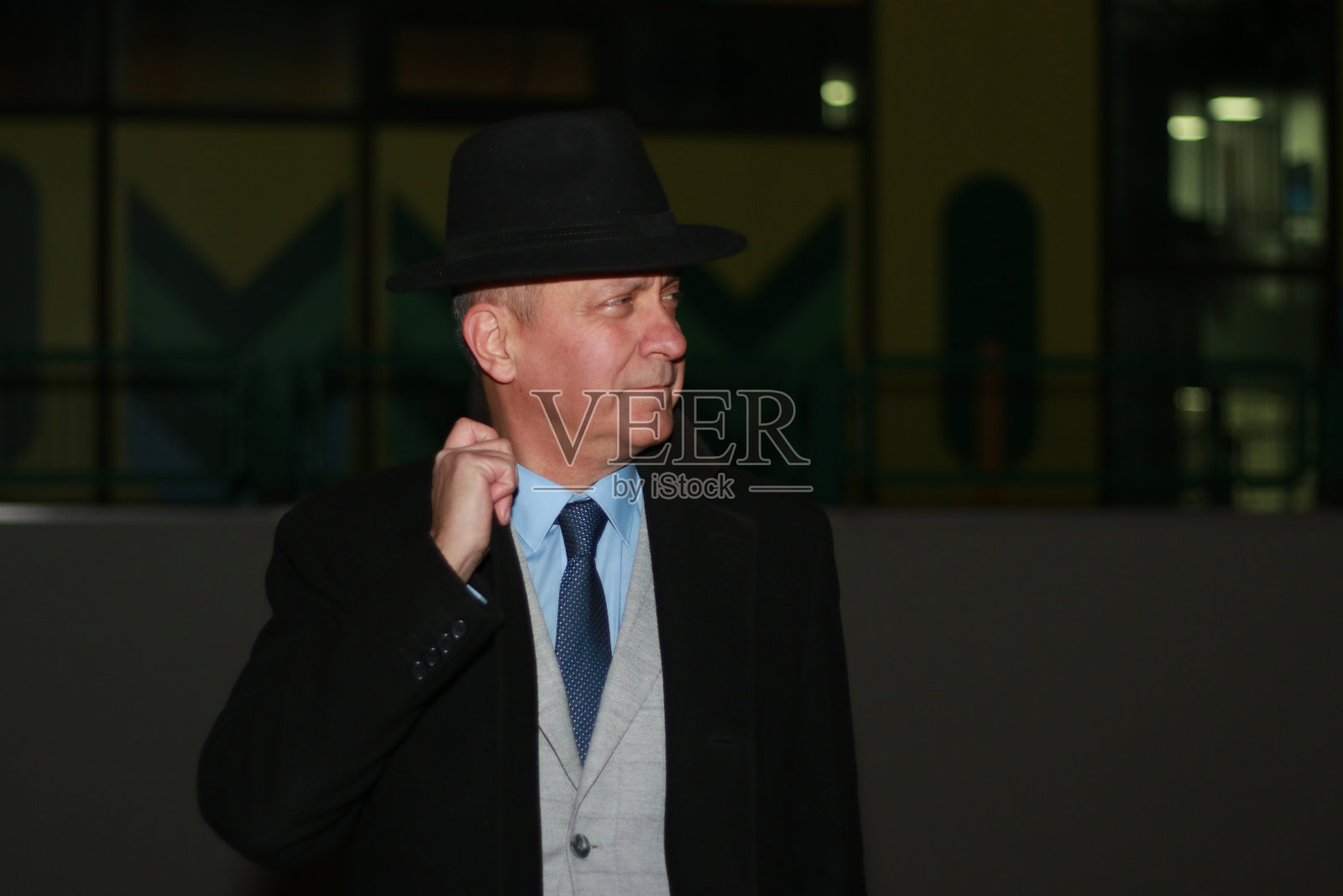 穿着西装戴着帽子的成熟绅士照片摄影图片