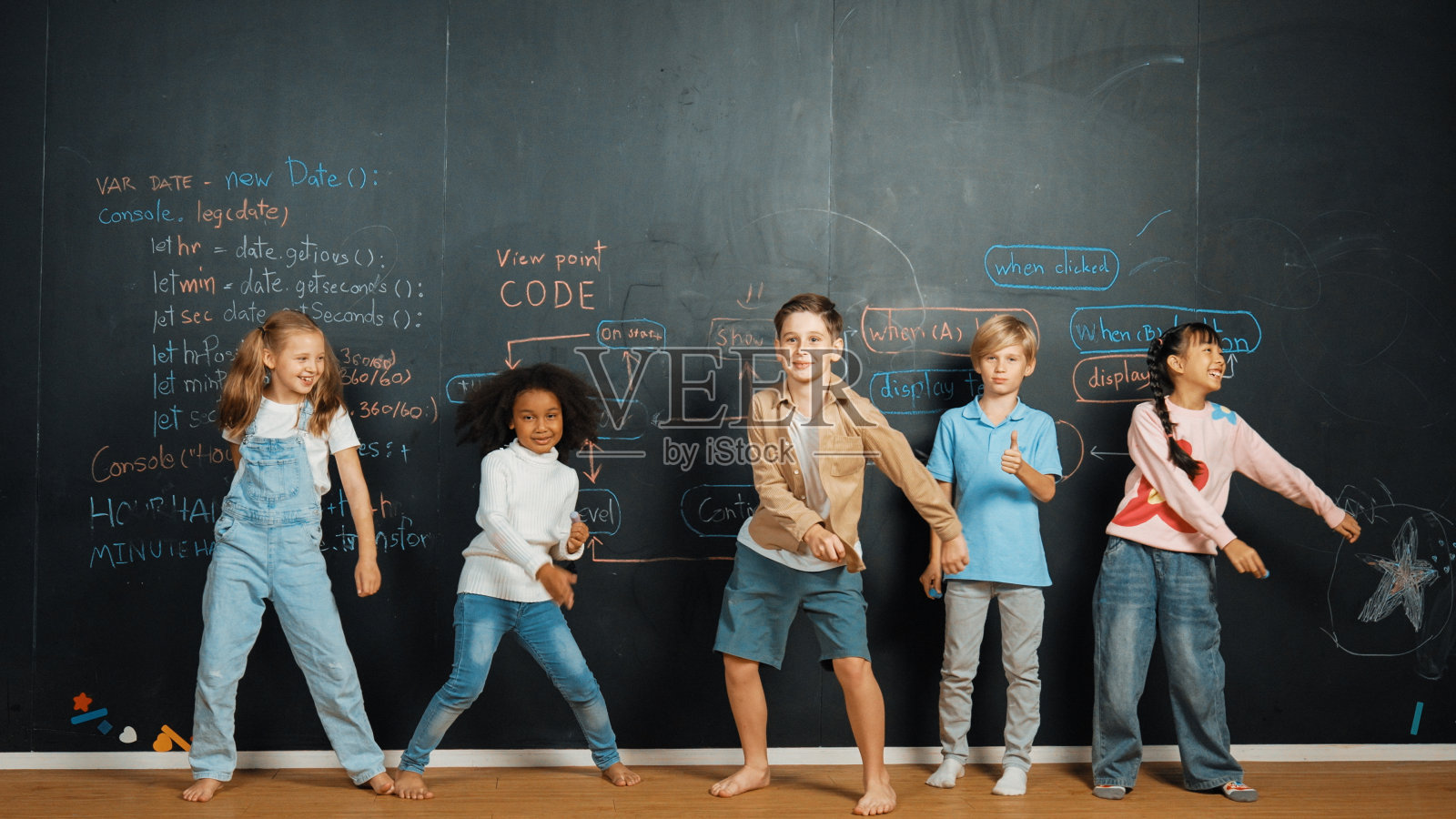 不同的学生在黑板上用代码跳舞。博学。照片摄影图片