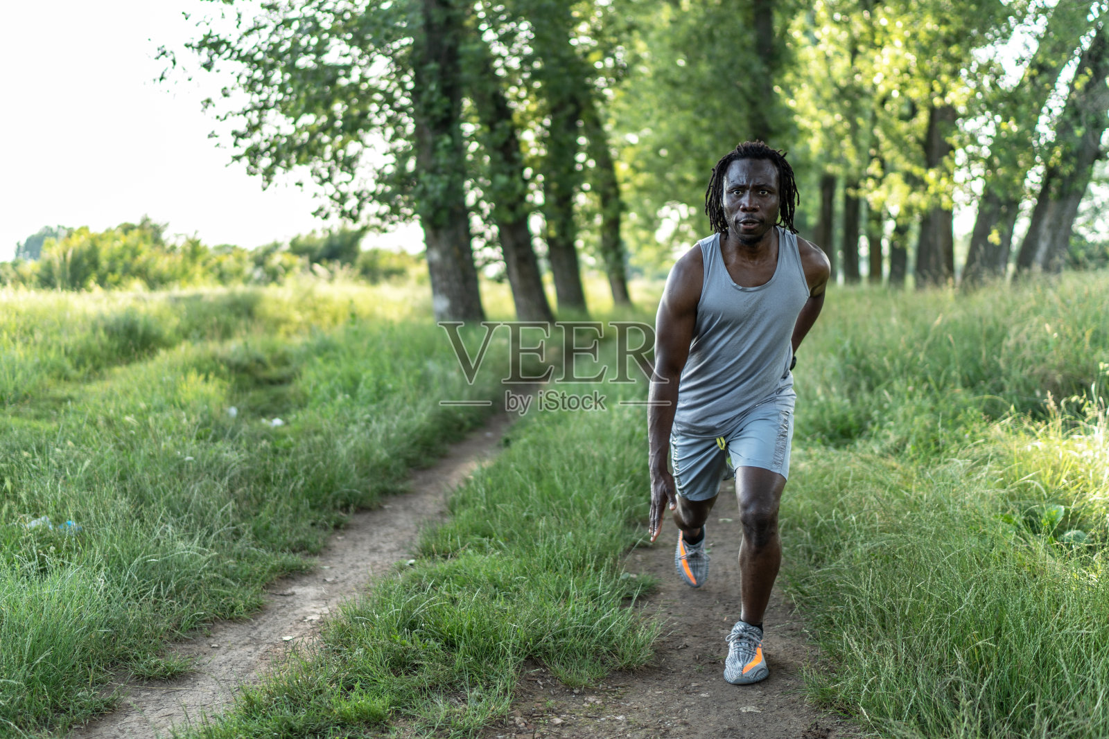 年轻的非洲男子在大自然中慢跑前热身照片摄影图片