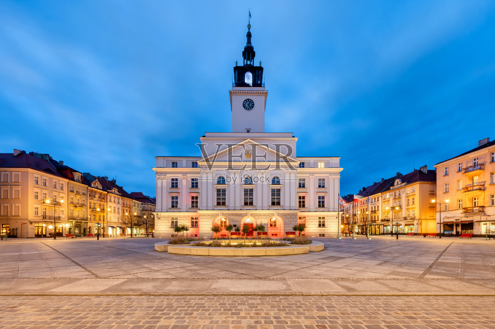 波兰卡利什市市场广场上的市政厅照片摄影图片
