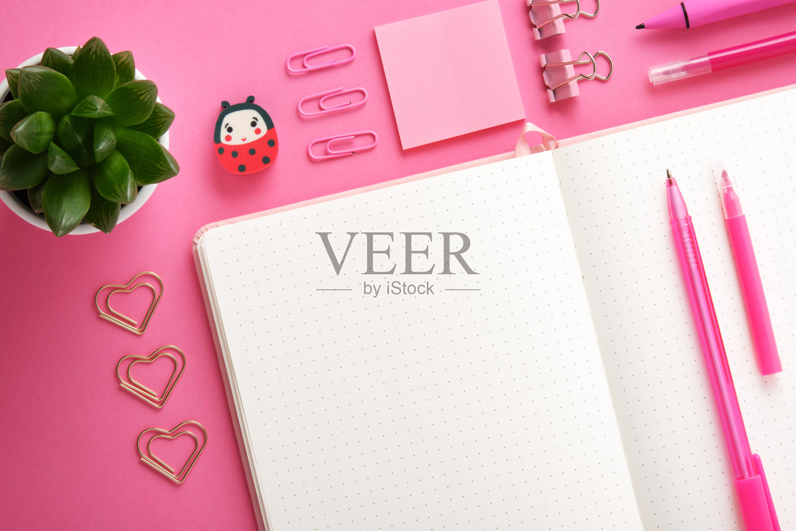 空白笔记本页为您的文字与粉红色的学校和办公室文具洋红色的背景。断然。照片摄影图片