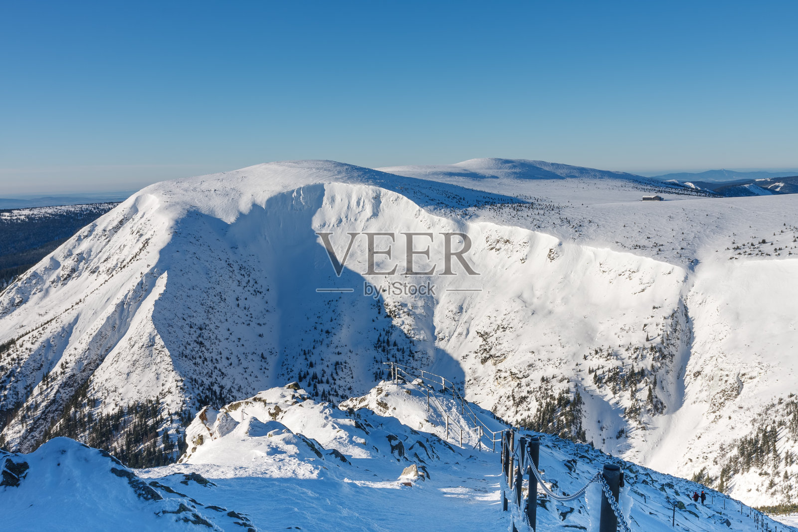 从斯涅兹卡到西里西亚房子的危险道路，巨型矿山，斯图德尼尼山，从斯涅兹卡，捷克共和国和波兰边境的山上，冬天的早晨照片摄影图片
