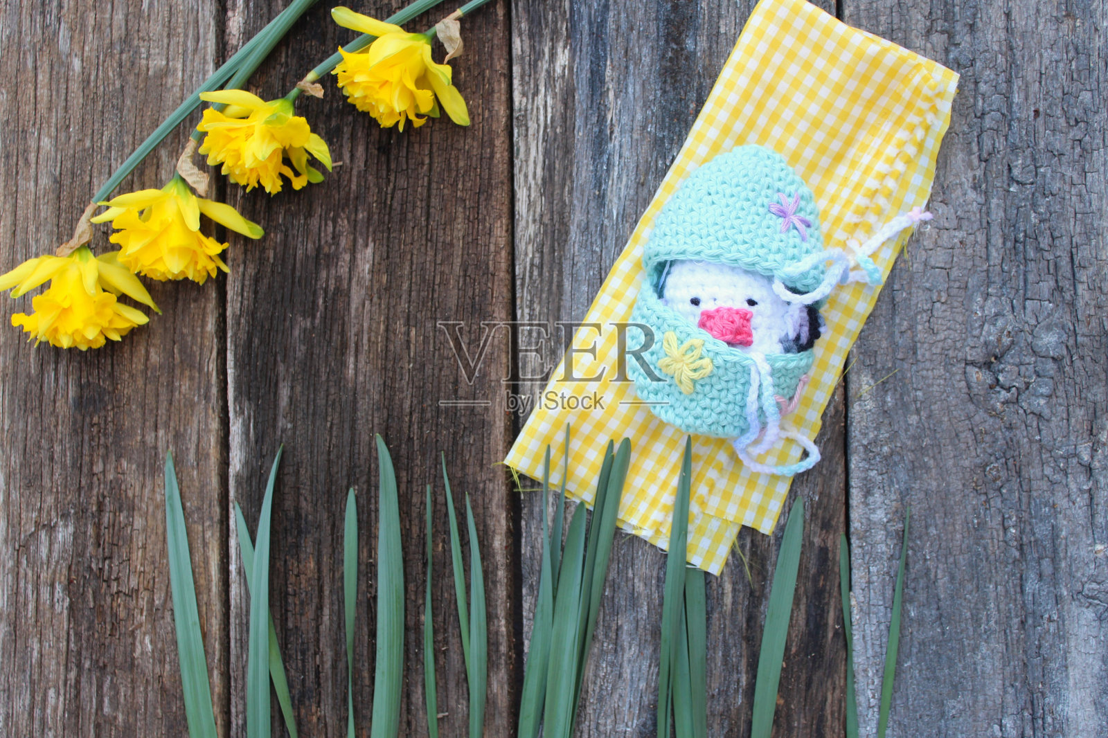 质朴的木材春天的背景与鲜花和复活节装饰照片摄影图片