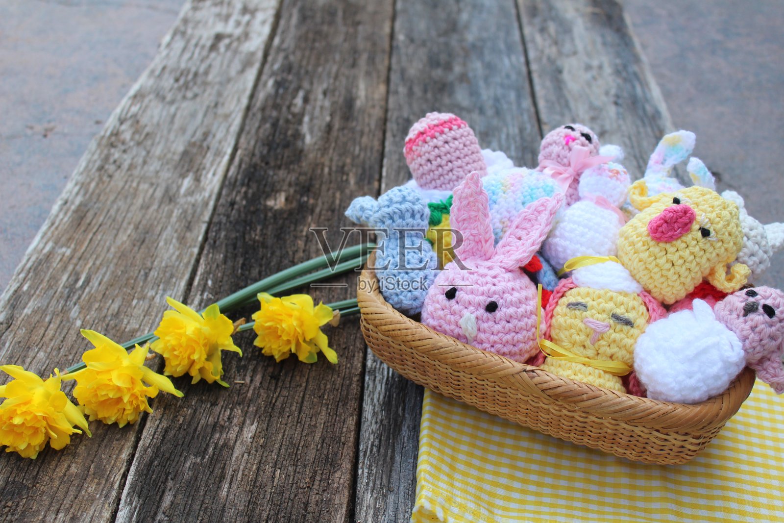 质朴的木材春天的背景与鲜花和复活节装饰照片摄影图片