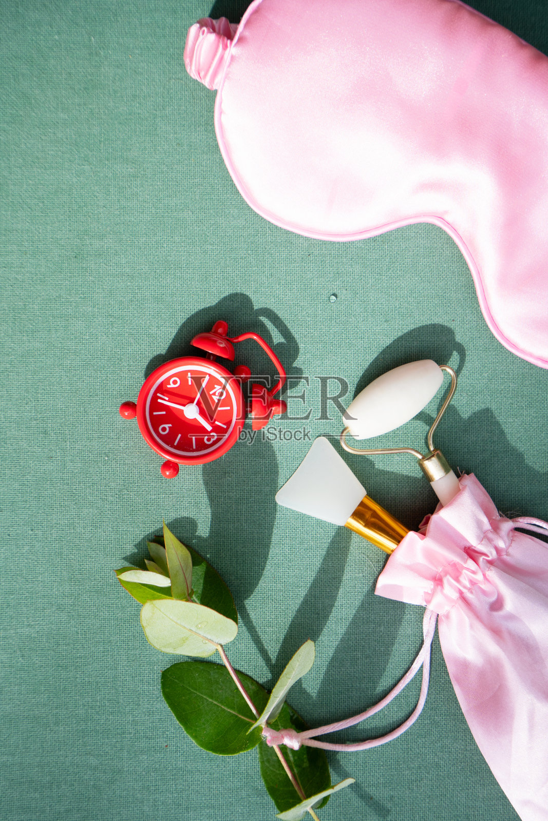 春暖花开带睡眠面膜，睡眠觉醒紊乱照片摄影图片