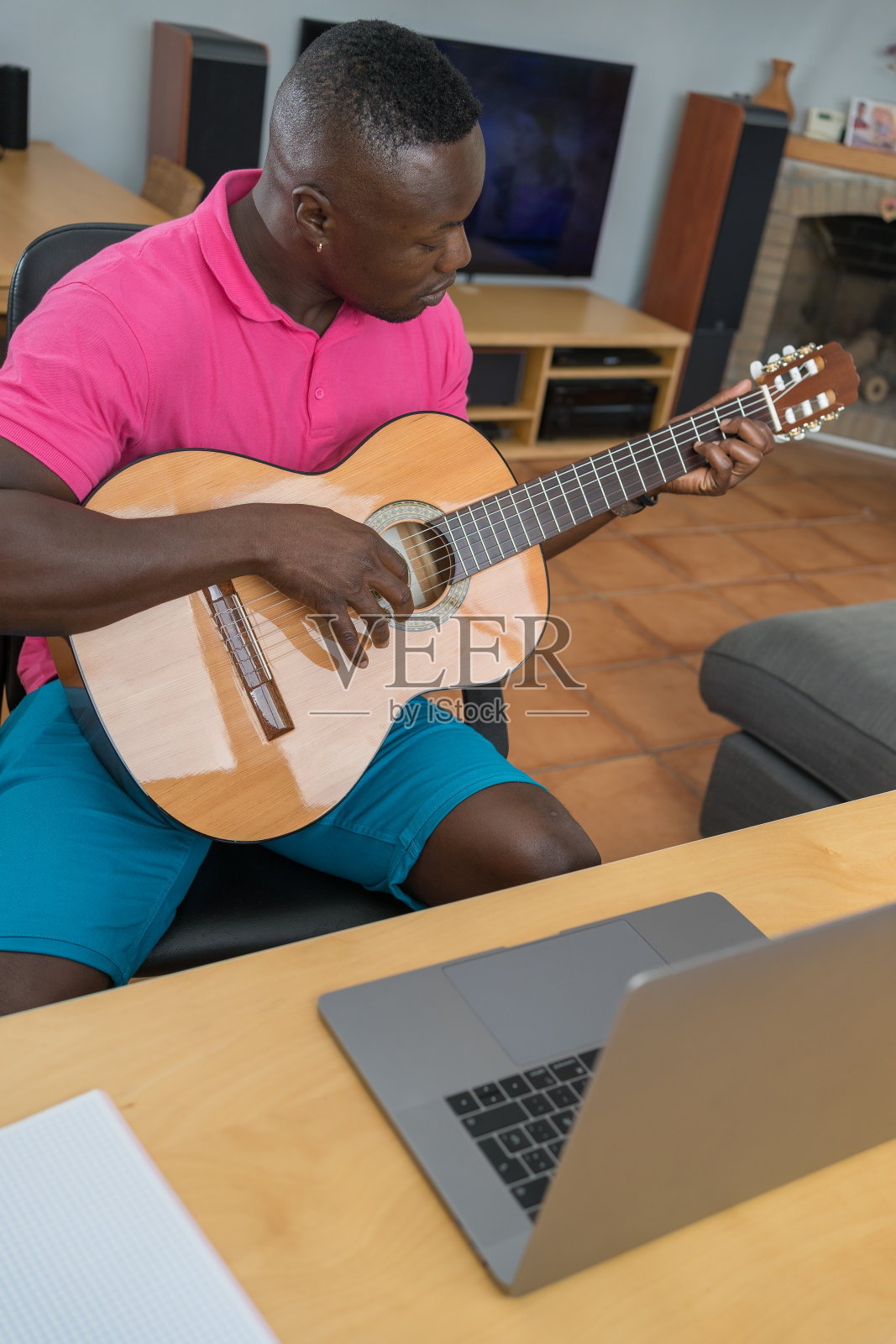 男子在家在线教弹吉他照片摄影图片