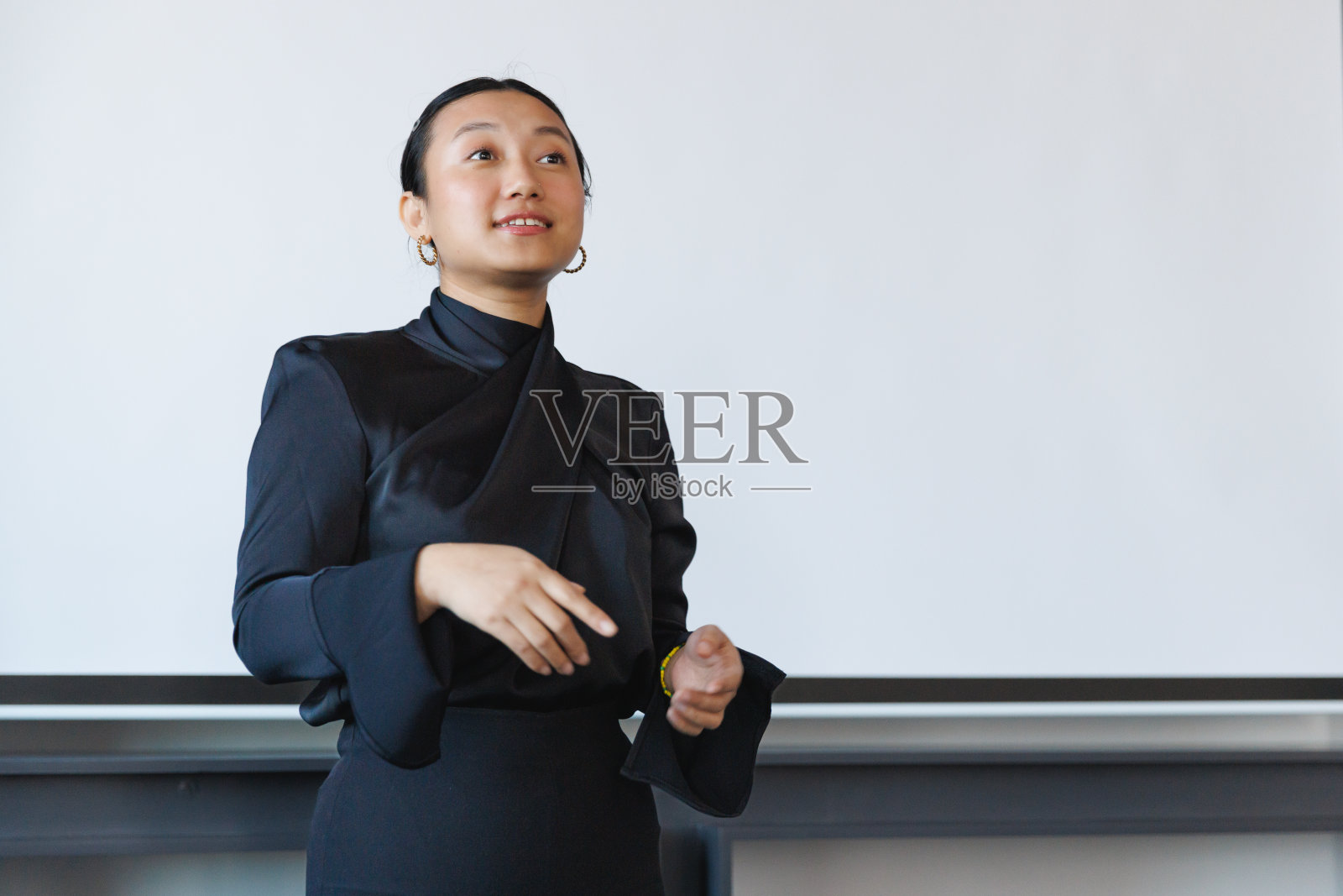 年轻的亚洲女性在会议上热情地发言照片摄影图片