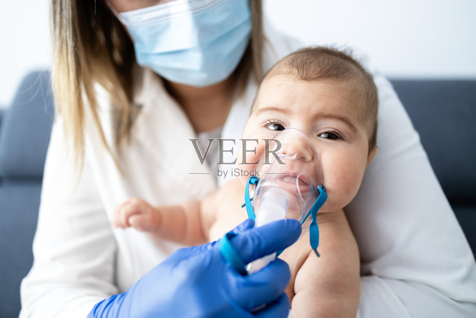 婴儿正在接受呼吸治疗。照片摄影图片