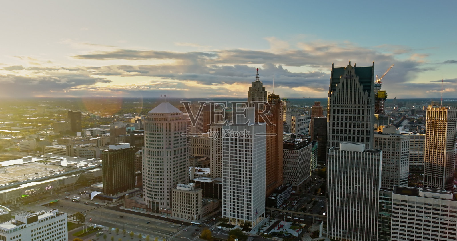 高角度航拍底特律市中心，日落时分的密歇根州照片摄影图片
