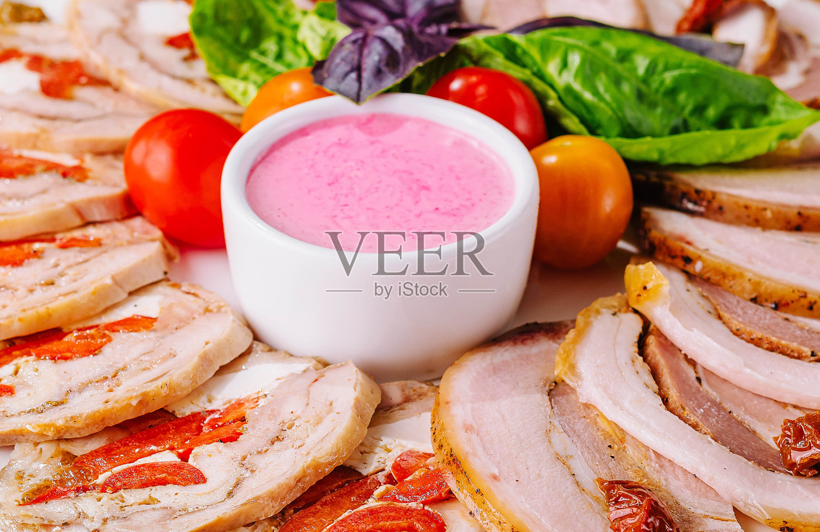 切肉饼配辣椒和酸豆照片摄影图片