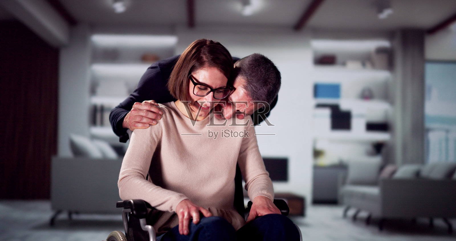 幸福夫妻在家照片摄影图片