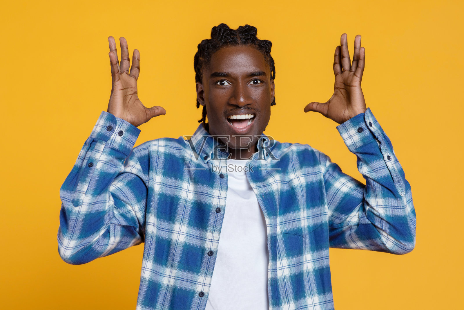 惊讶的黑人青年举手兴奋的肖像照片摄影图片