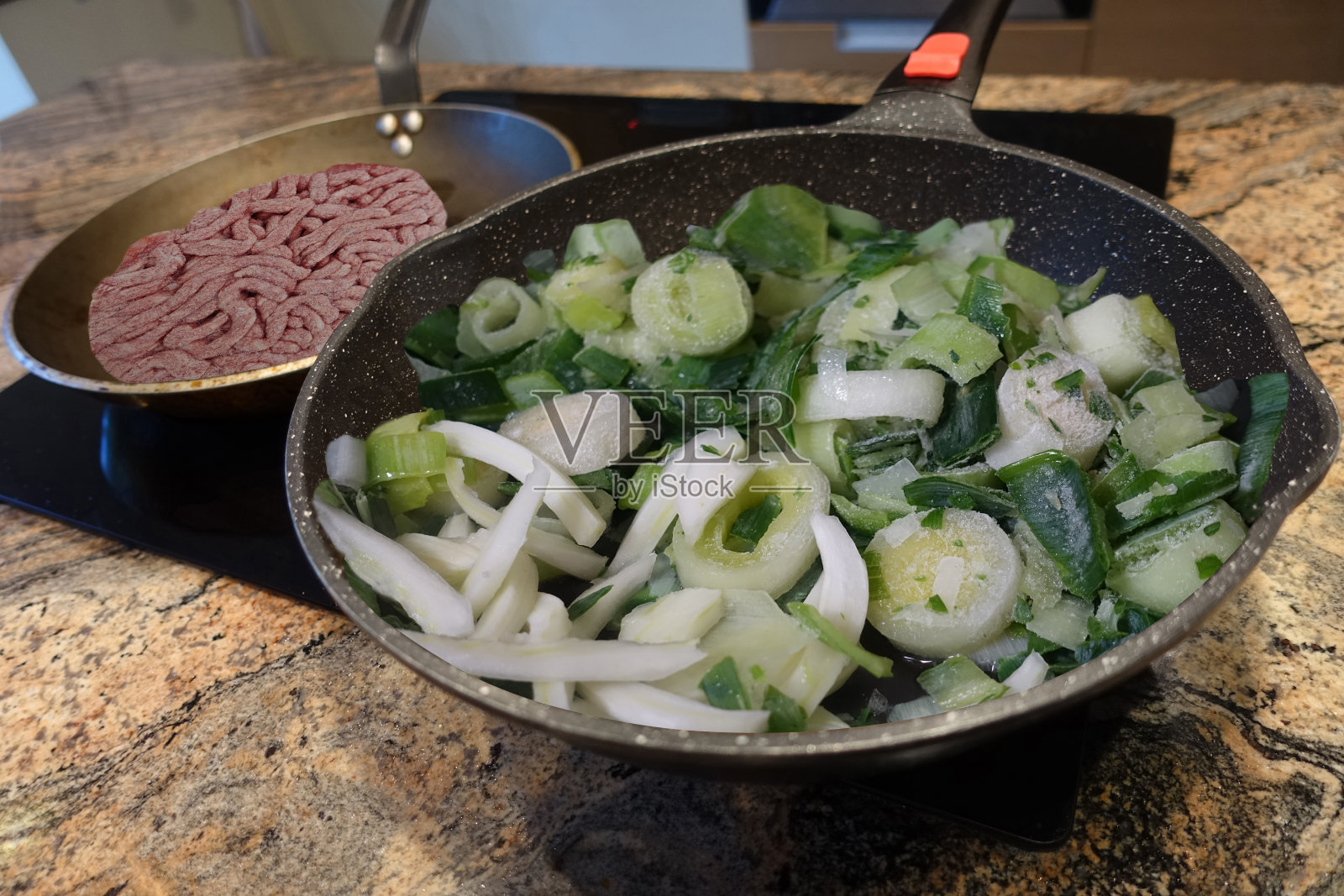 冷冻食品韭菜和碎牛排在厨具中解冻照片摄影图片