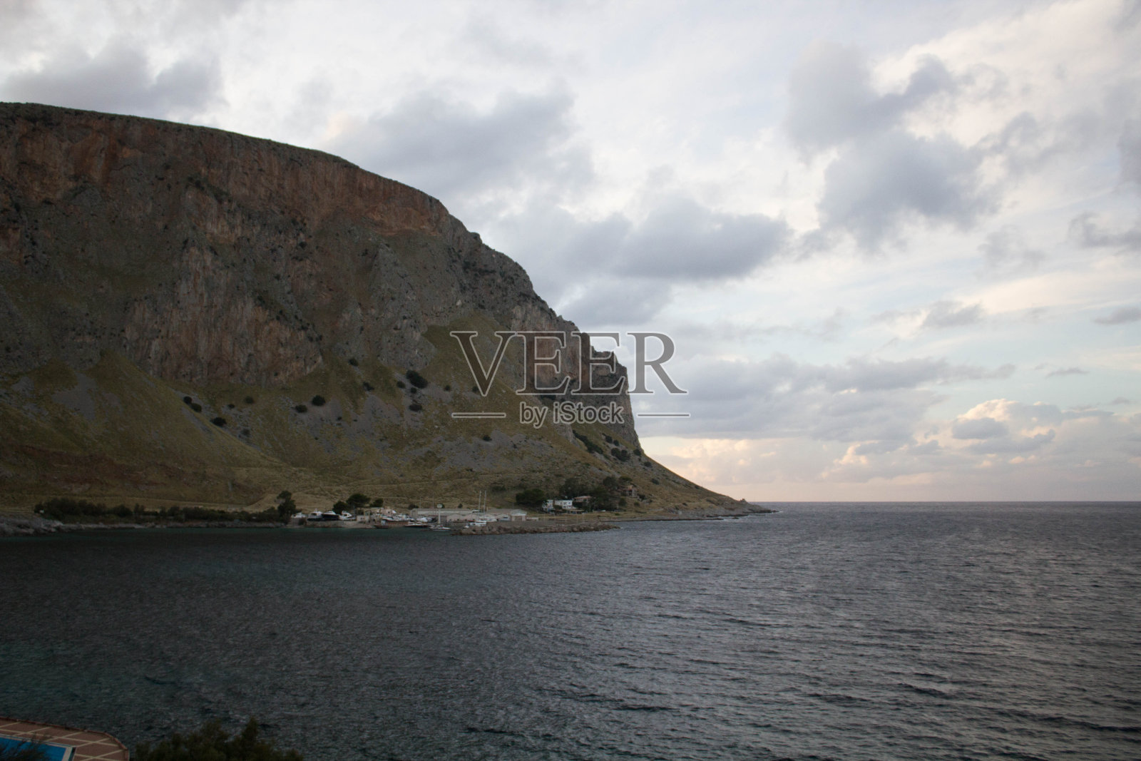 意大利西西里岛以海岬为背景的海岸照片摄影图片