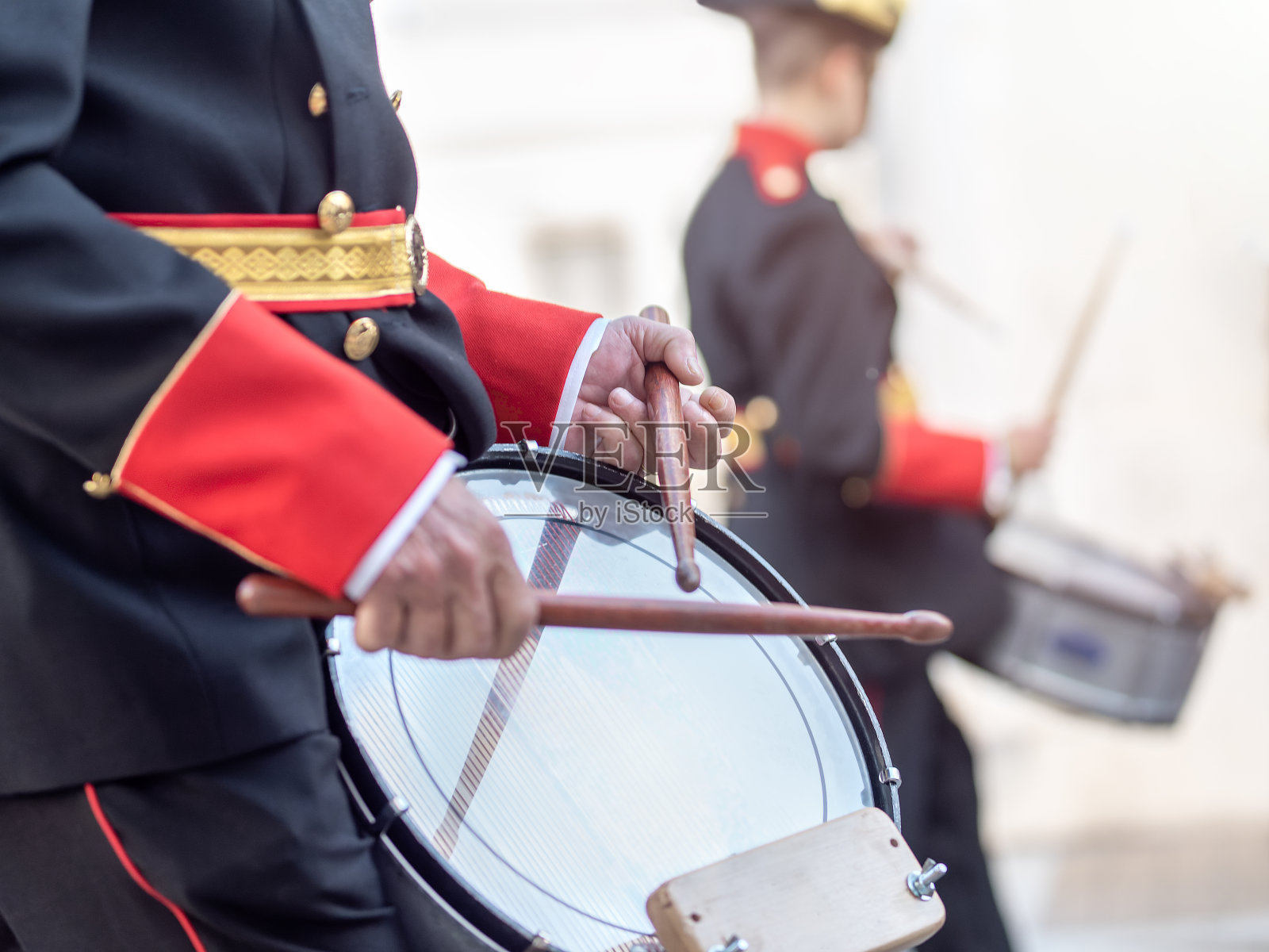 西班牙圣周期间街头乐队打鼓照片摄影图片