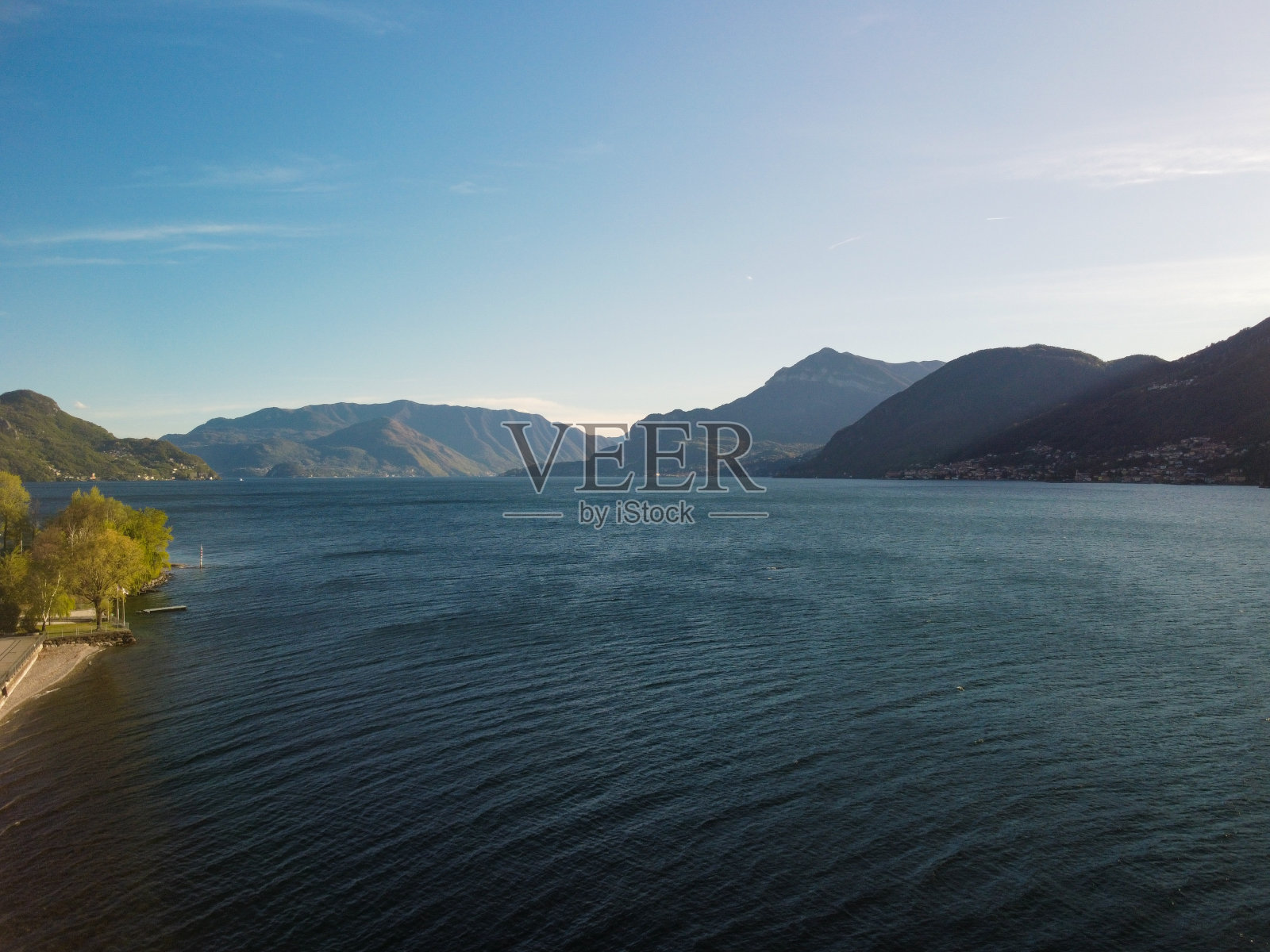 在意大利阿尔卑斯山脉的中心和道路上欣赏大自然的美丽照片摄影图片