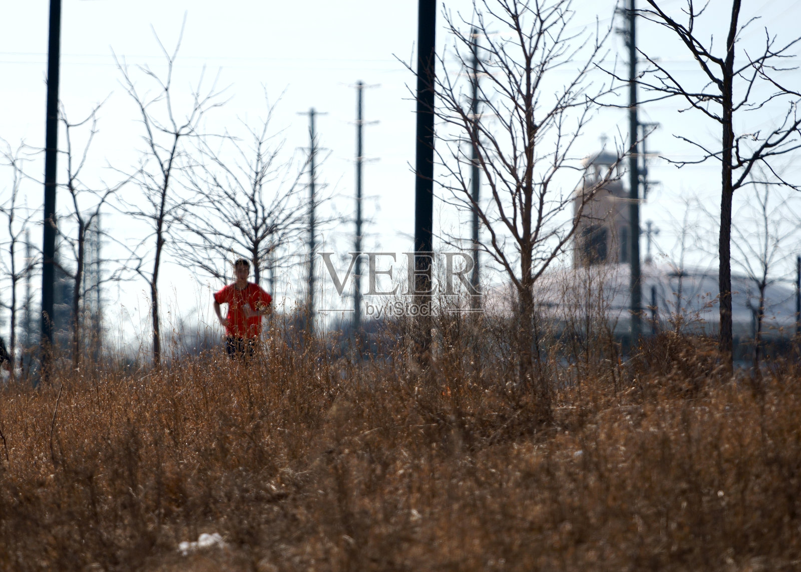 一个青少年正在慢跑。照片摄影图片