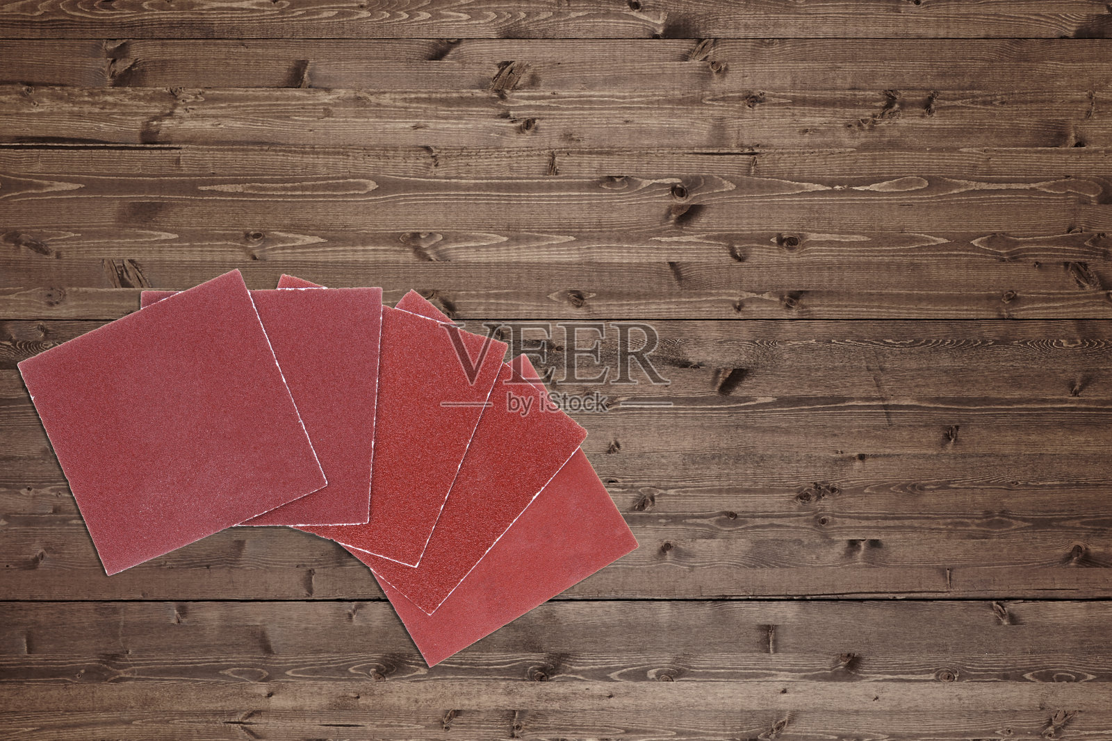 砂纸:一组在木材背景上具有不同砂砾的砂纸照片摄影图片