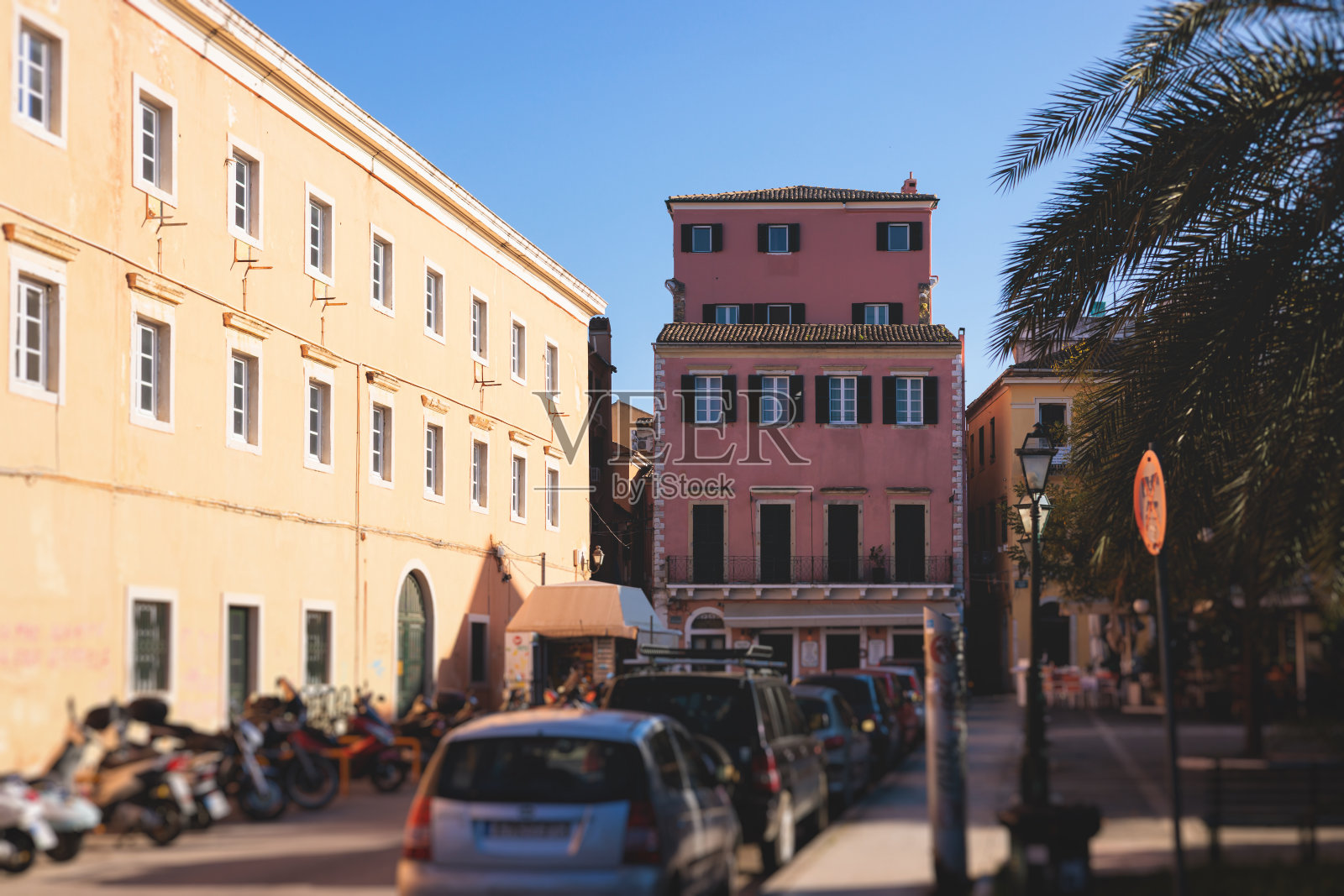 科孚岛街景，克尔基拉古城美丽的城市景观，爱奥尼亚海群岛，希腊，夏日阳光明媚的一天，步行街与商店和咖啡馆，建筑的历史中心，希腊之旅照片摄影图片