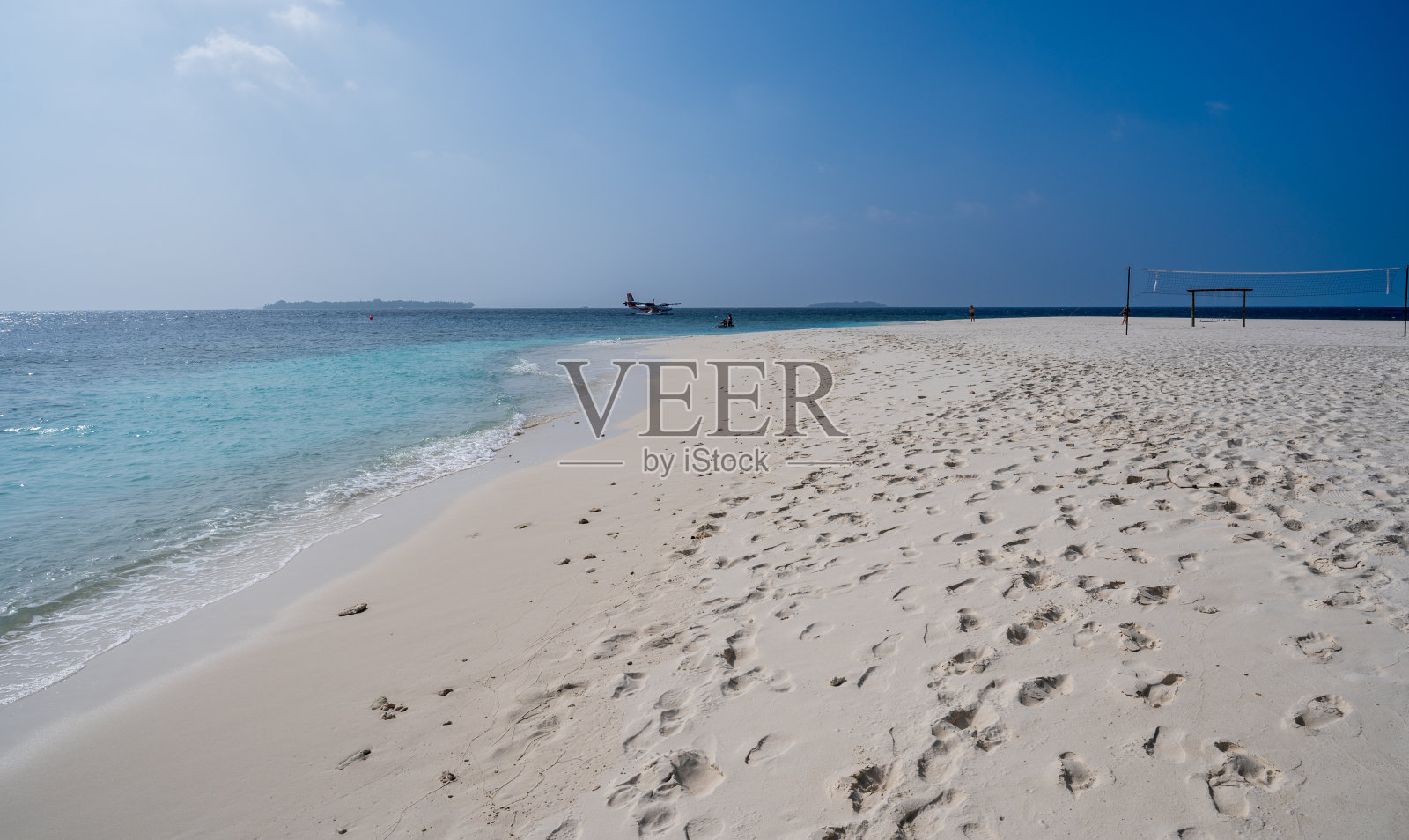 美丽的海岸，沙滩和水上飞机在水面上。照片摄影图片