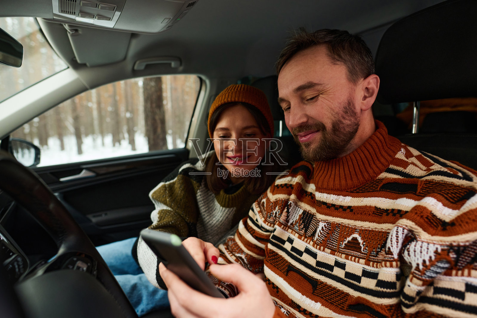情侣在智能手机上查看地图照片摄影图片