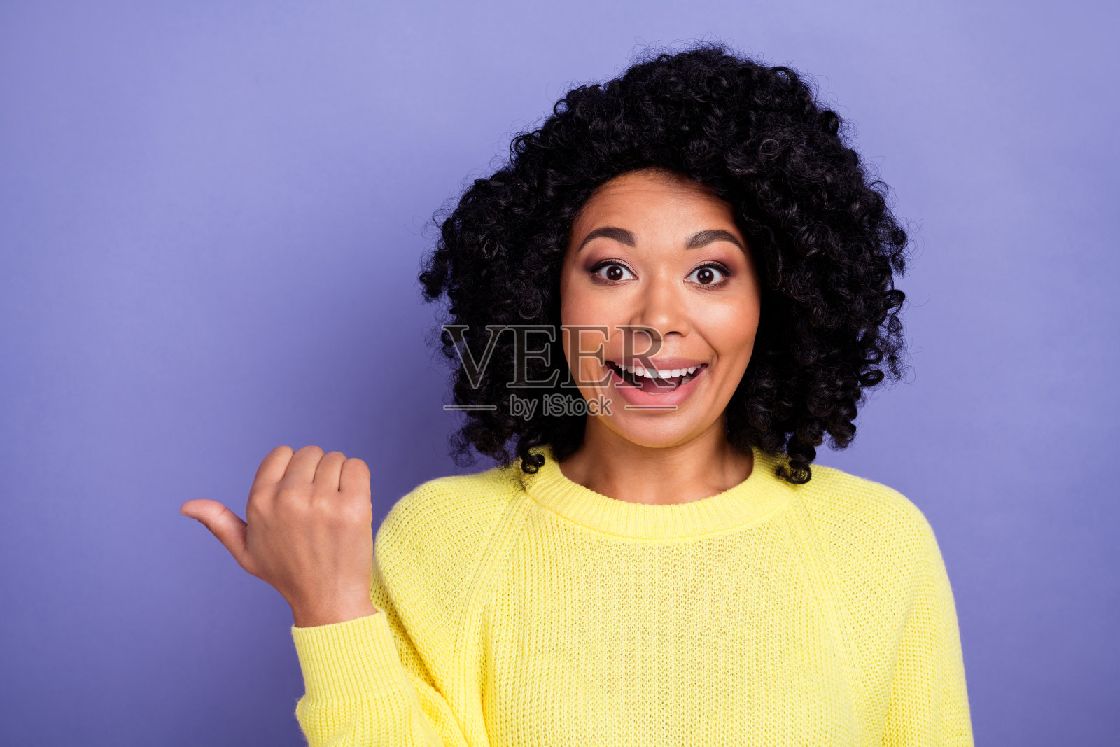 照片肖像中迷人的年轻女子点开朗兴奋的空穿时髦的黄色衣服孤立在紫色的背景照片摄影图片