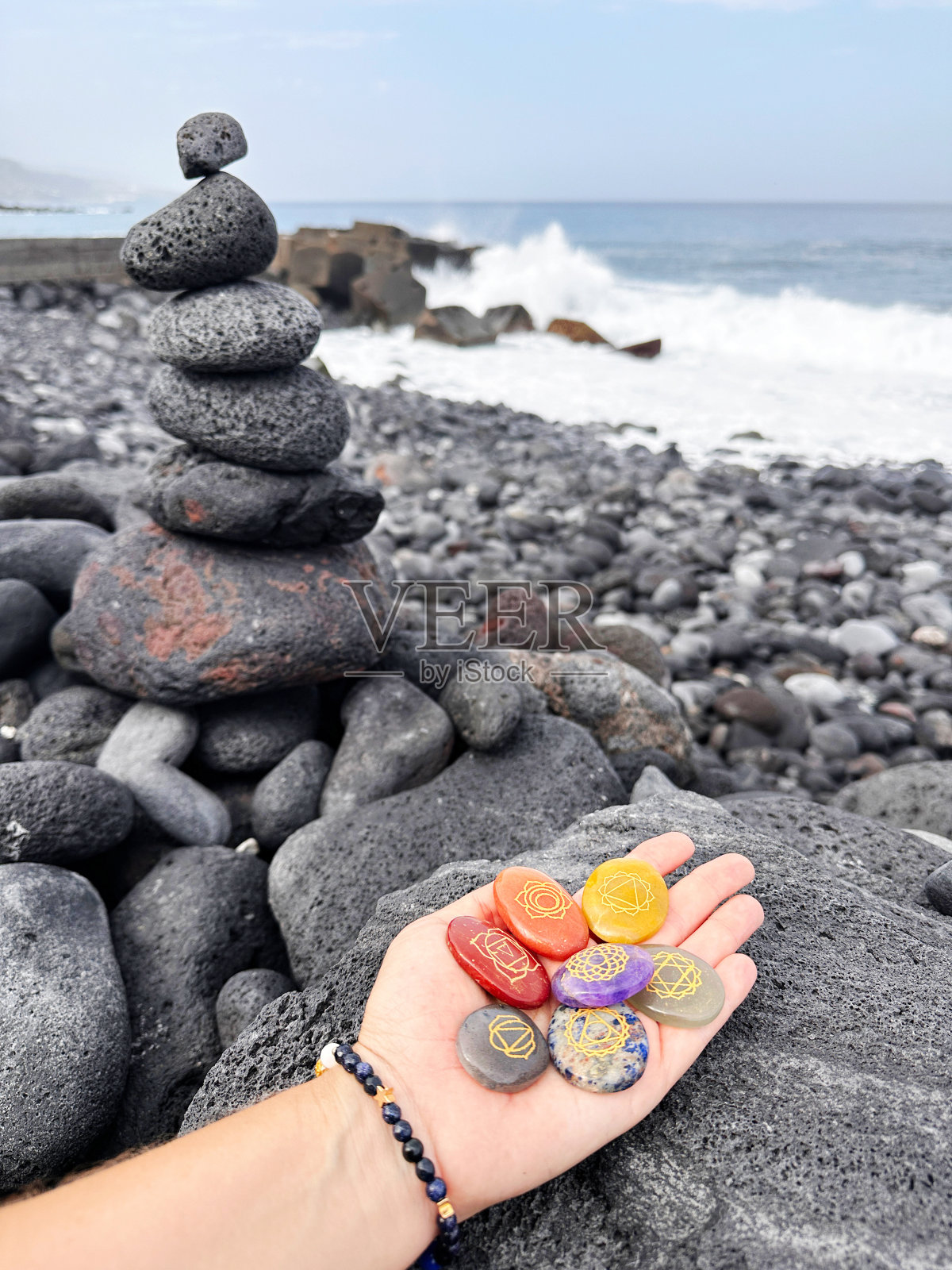 褐色背景上的愈合晶体照片摄影图片