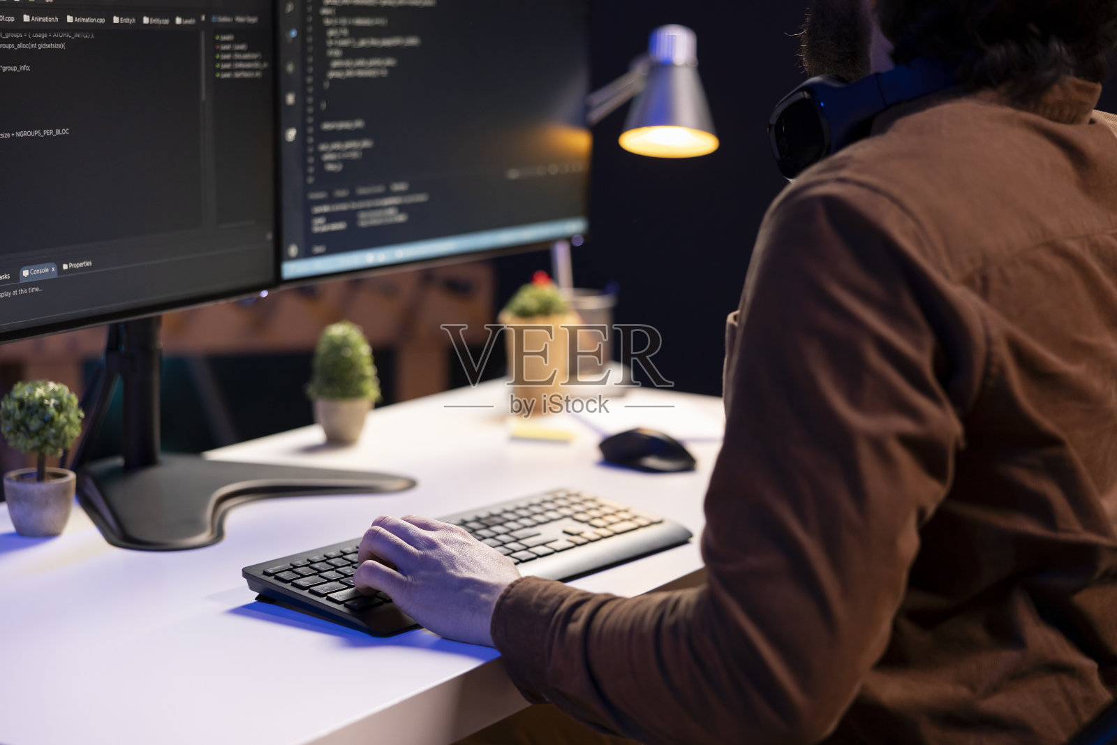 系统管理员在家里的电脑上调试软件，在键盘上打字照片摄影图片