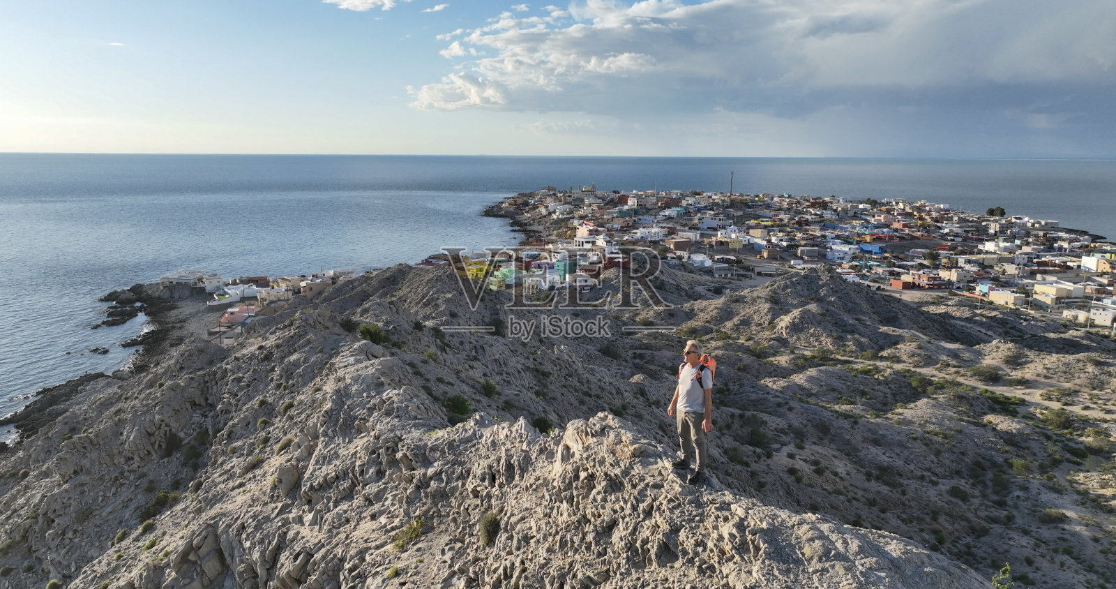 成熟的人攀上岩石的脊顶照片摄影图片
