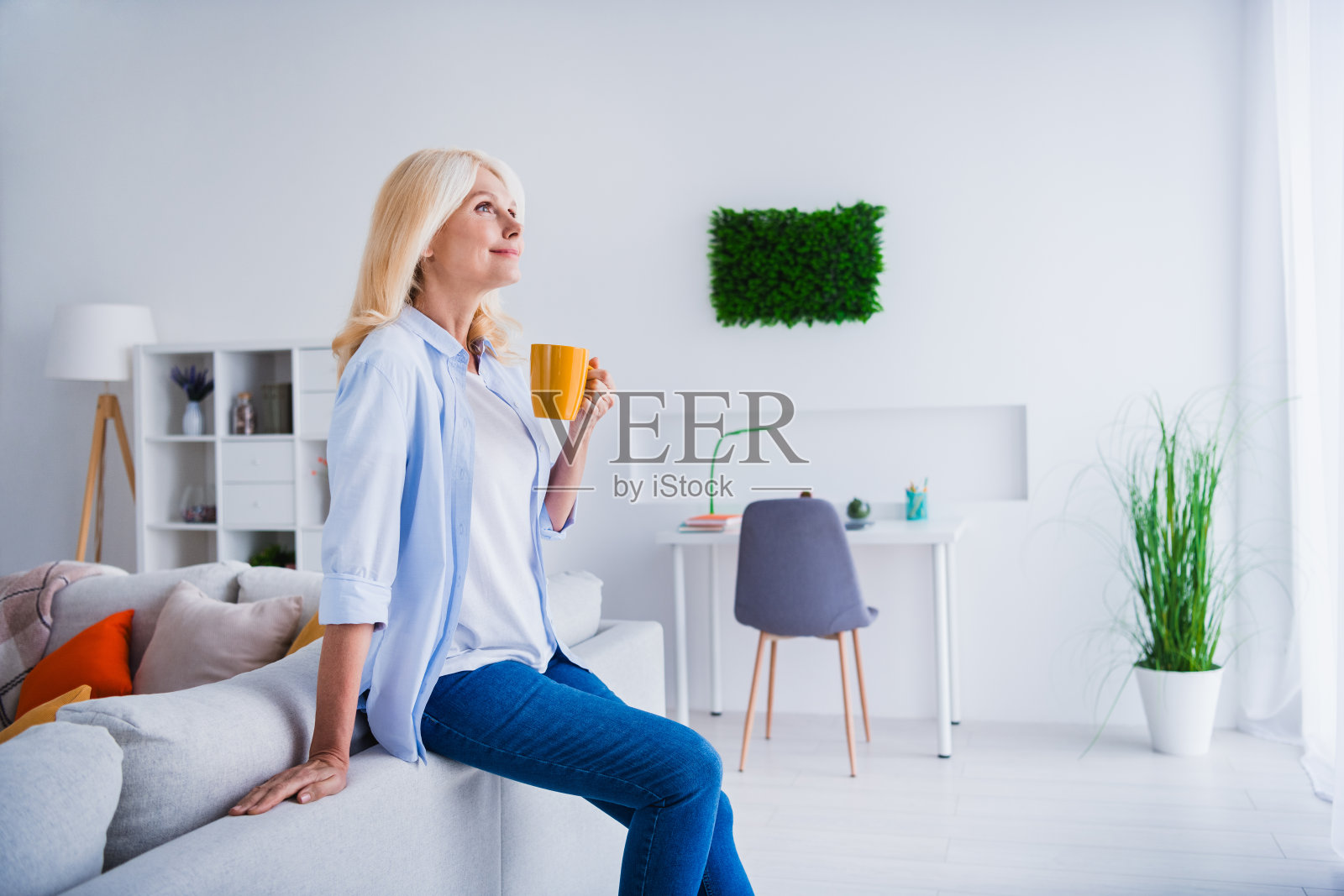 照片肖像迷人的退休妇女拿着茶杯家庭办公室有休息时尚的家居装饰客厅现代的公寓照片摄影图片