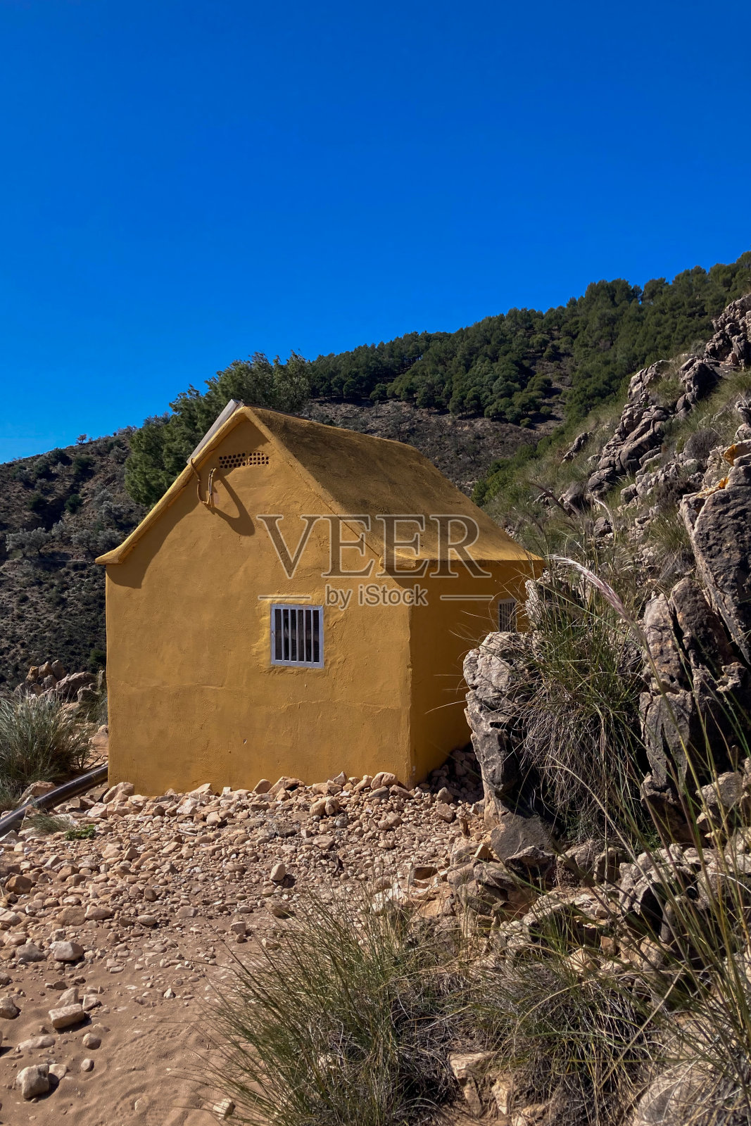 西班牙安达卢西亚泰赫达山脉阿尔曼查雷斯河上的科尔甘特桥(Puente Colgante El Saltillo)徒步小径照片摄影图片