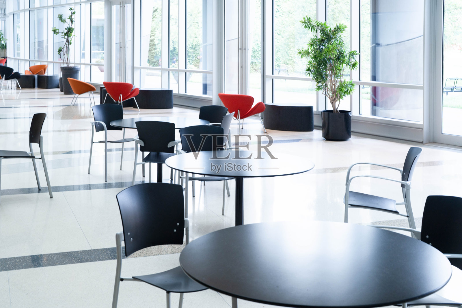 现代咖啡馆内部配有桌椅照片摄影图片