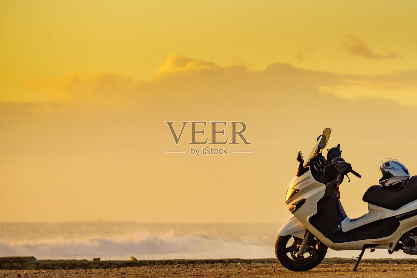 日出时在沙滩上骑摩托车照片摄影图片