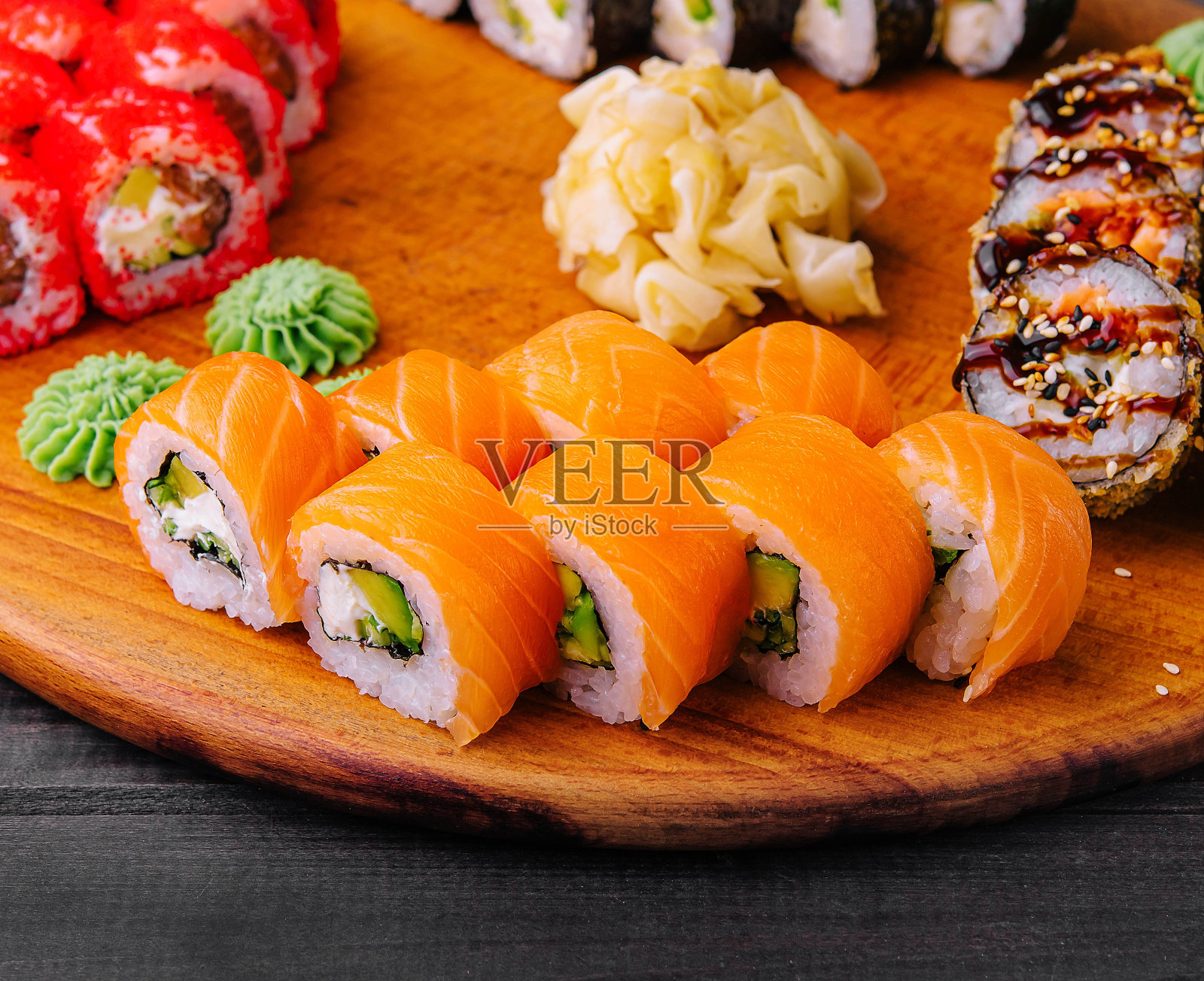 新鲜烹制的各种美味寿司照片摄影图片