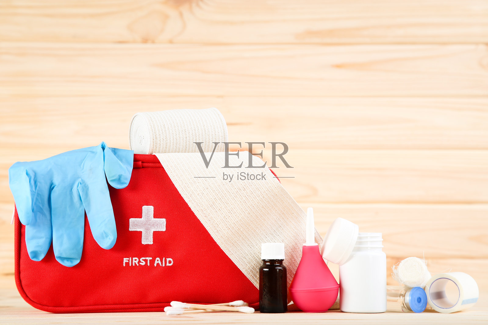 急救箱和医疗用品放在棕色的木桌上照片摄影图片