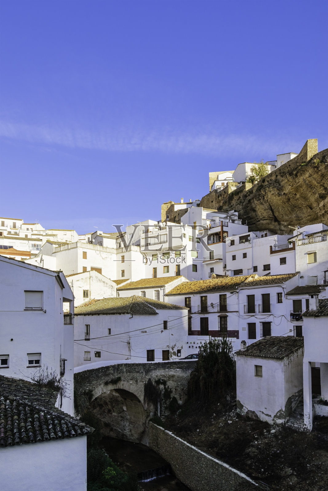 西班牙安达卢西亚最美丽的城镇之一——塞特尼尔·德·拉斯·博德加斯全景照片摄影图片